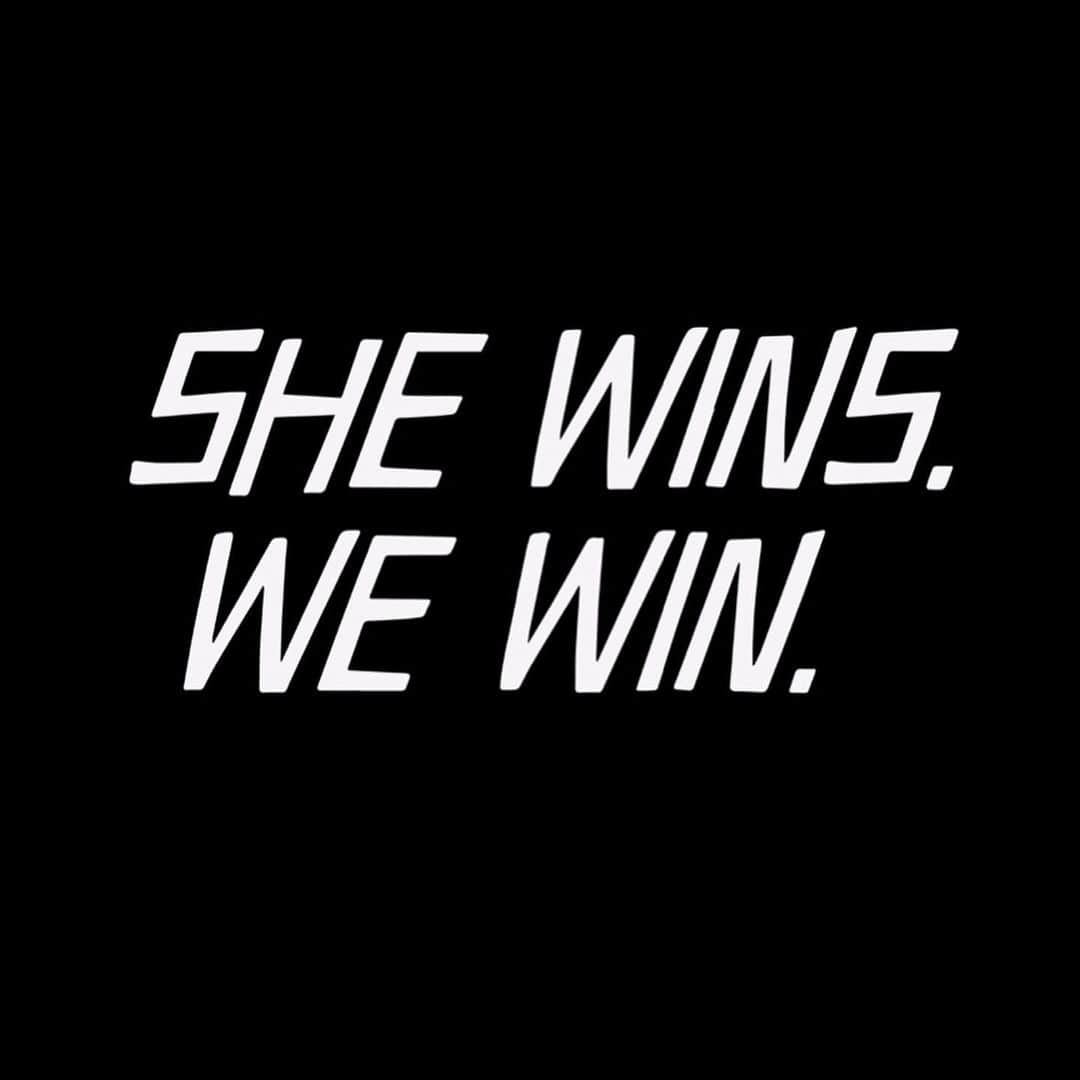 ションダ・ライムズさんのインスタグラム写真 - (ションダ・ライムズInstagram)「#shewinswewin」8月14日 6時29分 - shondarhimes