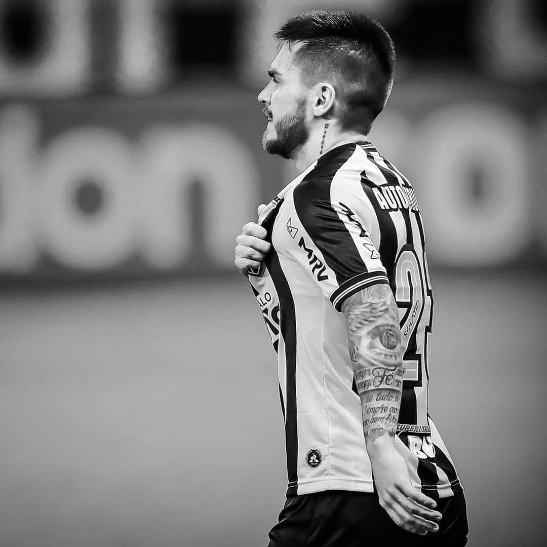ナタンのインスタグラム：「Obrigado a todos pelas msg de apoio e motivação.. É apenas mais um obstáculo, voltarei ainda mais forte 🖤🐔💪🏻」