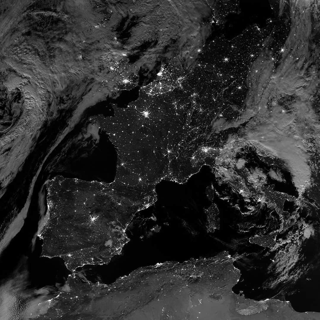 NASAさんのインスタグラム写真 - (NASAInstagram)「Night lights of Western Europe 🌃⁣ ⁣ In the early morning hours of Aug. 5, 2020, the @noaa -NASA Suomi NPP satellite captured this clear view of Western Europe and its lights (hi, @europeanspaceagency! 👋). The landscape was also well lit by the Moon, which was just one day past full. ⁣ ⁣ Since the launch of the Suomi NPP satellite in late 2011, scientists have been using its Visible Infrared Imaging Radiometer Suite (VIIRS) to provide unprecedented views of Earth at night. This image was acquired through the use of the VIIRS day-night band (DNB), which detects light in a range of wavelengths from green to near-infrared and uses filtering techniques to observe signals such as city lights, wildfires, airglow, and reflected moonlight. ⁣ ⁣ Credit: NASA Earth Observatory image by Joshua Stevens, using VIIRS day-night band data from the Suomi National Polar-orbiting Partnership⁣ ⁣ #nasa #noaa #citylights #nightimages #moonlight」8月14日 6時43分 - nasa