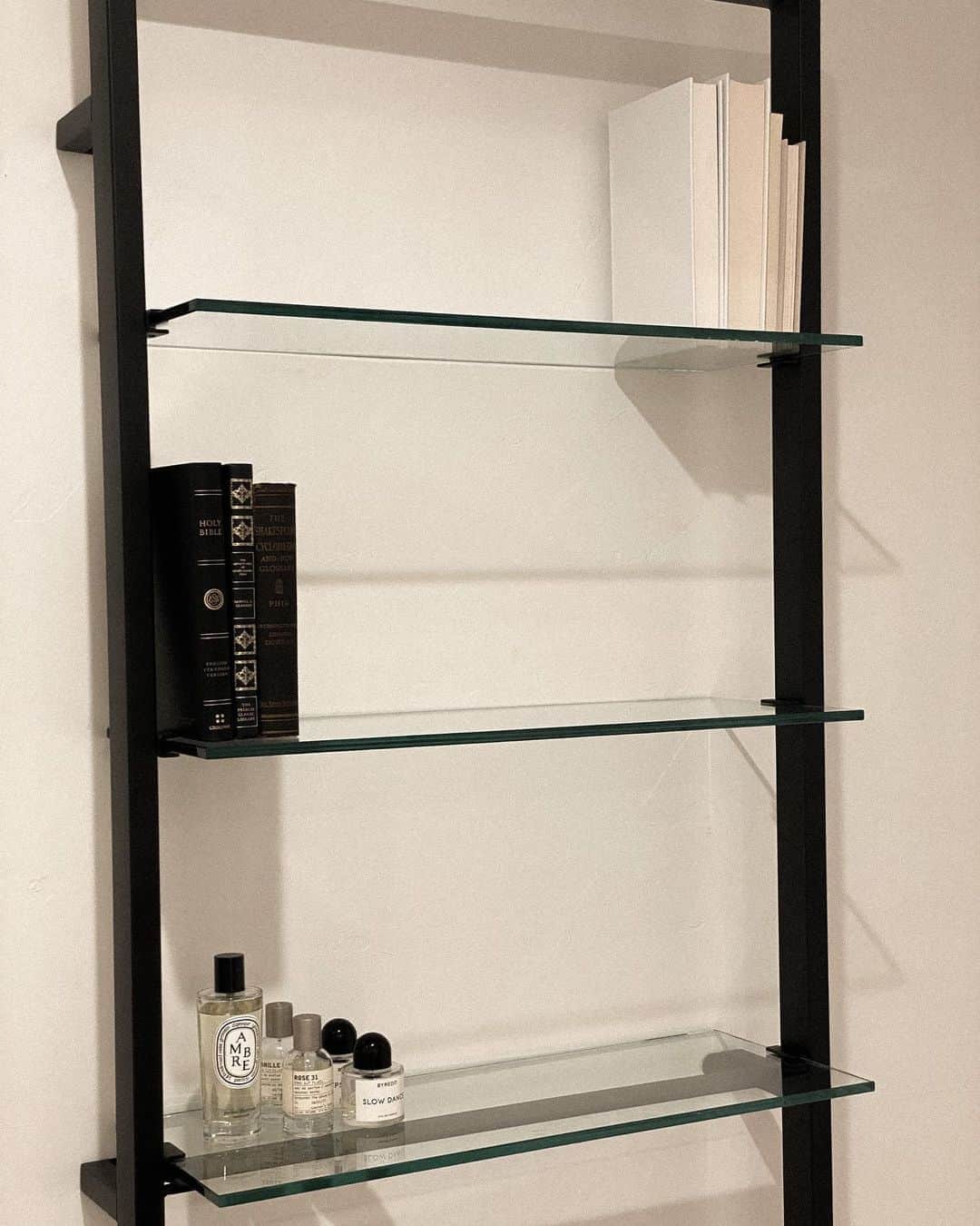 Lauren Elizabethのインスタグラム：「bedroom bookshelf came for the other side of my room! really thought this was going to be an attempt to build & mount it but i truly am Bob the builder and she is installed! 🙌🏻💪🏻 Mom please don’t text me about the decor styling I’m going to figure it out ok」