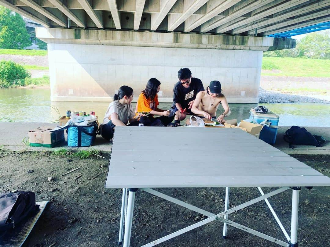 長澤青空さんのインスタグラム写真 - (長澤青空Instagram)「今週のBBQ #BBQ #2週連続 #いつものとこはちんぴら家族に取られた #今日も今日とて料理長 #チャリできた #けんたその目やめろ #向かいの奴らが川にゴミぶん投げたから必死で叫んだけど逃げられた #遭難者の気持ち #川から陸に声は届かない #今年のトレンドはツインテール #3人だけ風呂上がり #肩幅カンスト #その肩幅ですしざんまいやめろ #汗蒸幕 #トング踏んで怪我するから皆靴履けよ」8月14日 6時54分 - foifoi3