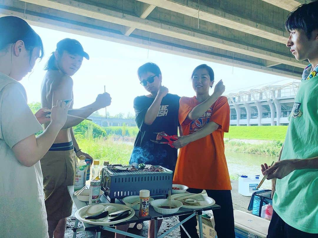 長澤青空さんのインスタグラム写真 - (長澤青空Instagram)「今週のBBQ #BBQ #2週連続 #いつものとこはちんぴら家族に取られた #今日も今日とて料理長 #チャリできた #けんたその目やめろ #向かいの奴らが川にゴミぶん投げたから必死で叫んだけど逃げられた #遭難者の気持ち #川から陸に声は届かない #今年のトレンドはツインテール #3人だけ風呂上がり #肩幅カンスト #その肩幅ですしざんまいやめろ #汗蒸幕 #トング踏んで怪我するから皆靴履けよ」8月14日 6時54分 - foifoi3