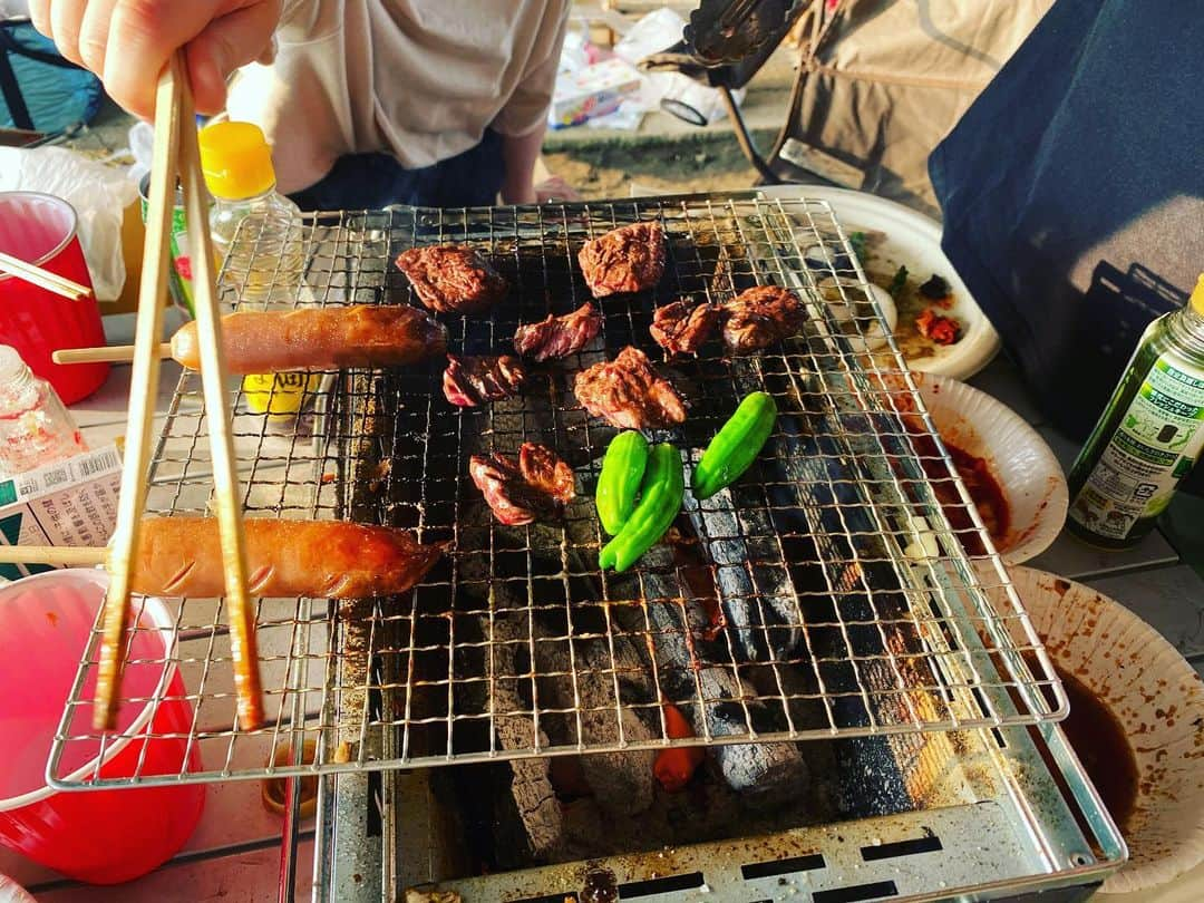 長澤青空のインスタグラム：「今週のBBQ #BBQ #2週連続 #いつものとこはちんぴら家族に取られた #今日も今日とて料理長 #チャリできた #けんたその目やめろ #向かいの奴らが川にゴミぶん投げたから必死で叫んだけど逃げられた #遭難者の気持ち #川から陸に声は届かない #今年のトレンドはツインテール #3人だけ風呂上がり #肩幅カンスト #その肩幅ですしざんまいやめろ #汗蒸幕 #トング踏んで怪我するから皆靴履けよ」