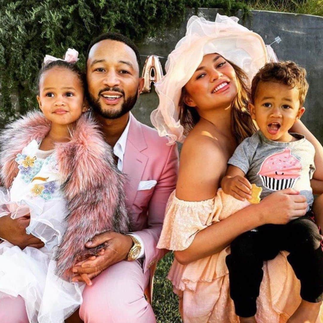 E! Onlineさんのインスタグラム写真 - (E! OnlineInstagram)「They've got an even bigger love: Chrissy Teigen and John Legend have another baby on the way! Link in bio to see their surprise reveal. (📷: Instagram)」8月14日 7時00分 - enews