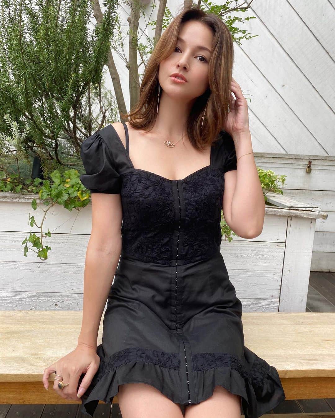 橋本麗香さんのインスタグラム写真 - (橋本麗香Instagram)「ご質問とても多かった こちらのワンピース @maggymoon ちゃんプロデュースの ブランド @suripsia_official の物です🖤  ネックレスは @lights_of_surya   ピアスは　@enasoluna_official」8月14日 7時02分 - reikamaria
