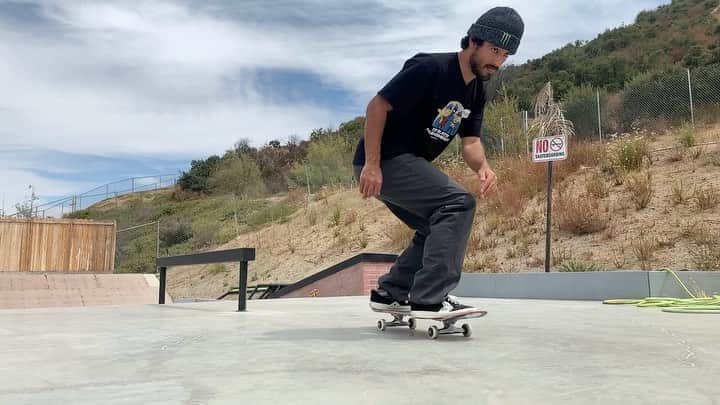 ケビン・ホーフラーのインスタグラム：「I’m Really Undecided 😩 #HEELFLIP OR #KICKFLIP #SkateboardingIsFun」