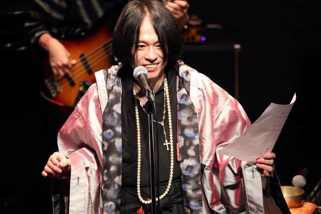 町田康のインスタグラム：「昨夜の様子。 #汝我が民に非ズ #ぼくらの盆踊り」