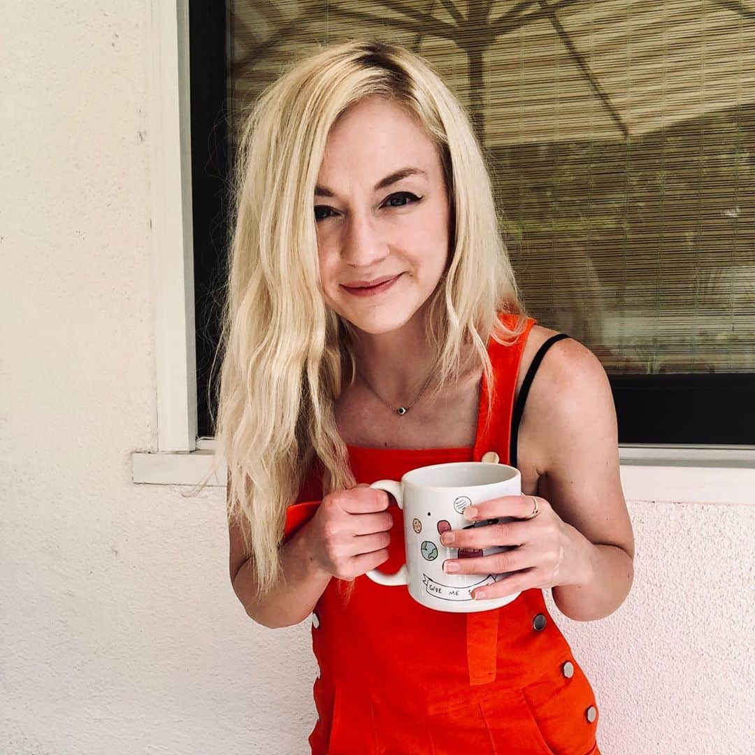 エミリー・キニーさんのインスタグラム写真 - (エミリー・キニーInstagram)「Don’t start with me before the coffee’s kicked in. 😝☕️」8月14日 7時03分 - emmykinney