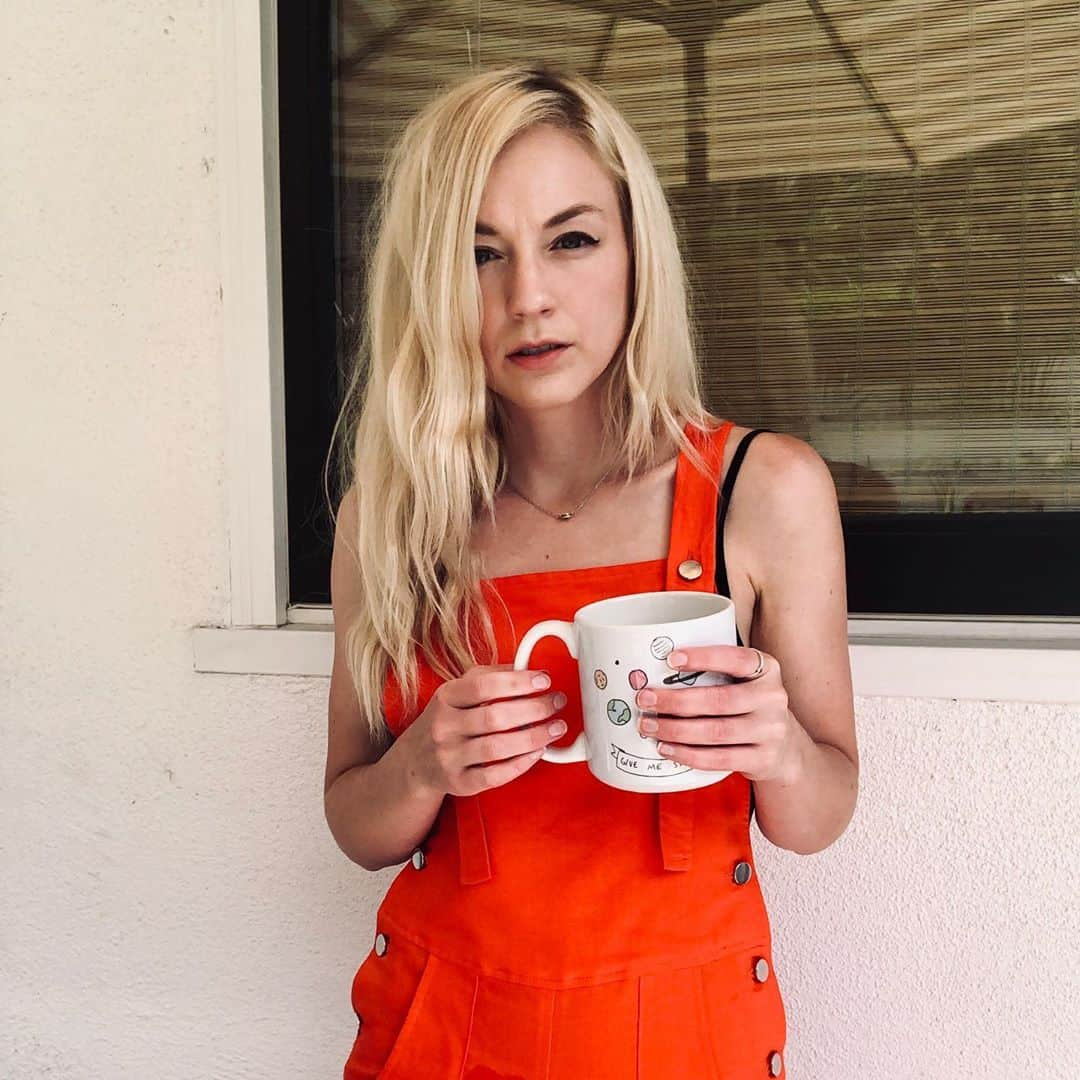 エミリー・キニーさんのインスタグラム写真 - (エミリー・キニーInstagram)「Don’t start with me before the coffee’s kicked in. 😝☕️」8月14日 7時03分 - emmykinney