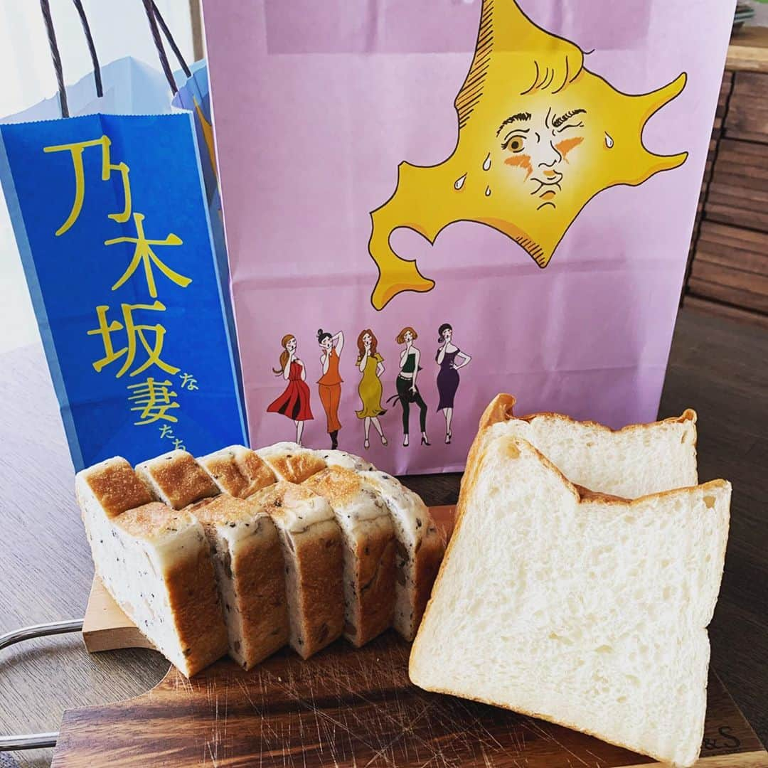 阿部晋也のインスタグラム：「久々のパン投稿🍞  何気にお初でした、「乃木坂な妻たち」。 曜日限定のビヨとペンラな豆がなかなか美味しかったです！  そして「でぶぱん」。 コッペパンが有名ですね。 ポテトサラダ入りが最高でした笑  次は美味しいベーグルを狙っています🥯  #パン #乃木坂な妻たち #でぶぱん」