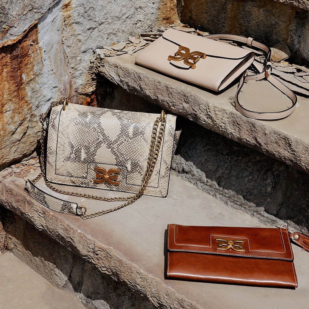 サムエデルマンのインスタグラム：「The DOTTIE Crossbody, RANDI Clutch, and DOTTIE Wristlet.  Now available at samedelman.com  #SamEdelman #FORCESOFNATURE #PreFall2020」