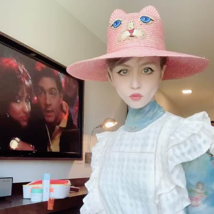 アリソン・ハーバードのインスタグラム：「🐈 🎀 @revolve  @drunkelephant  @vivetta」