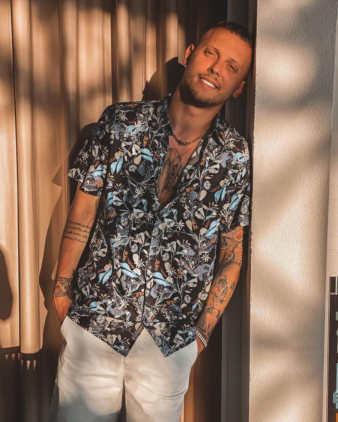 ペリーエリスのインスタグラム：「Keep it casual as you roll into the end of the week - tap to shop! @graciano_tagani#LifeReadySince1976」
