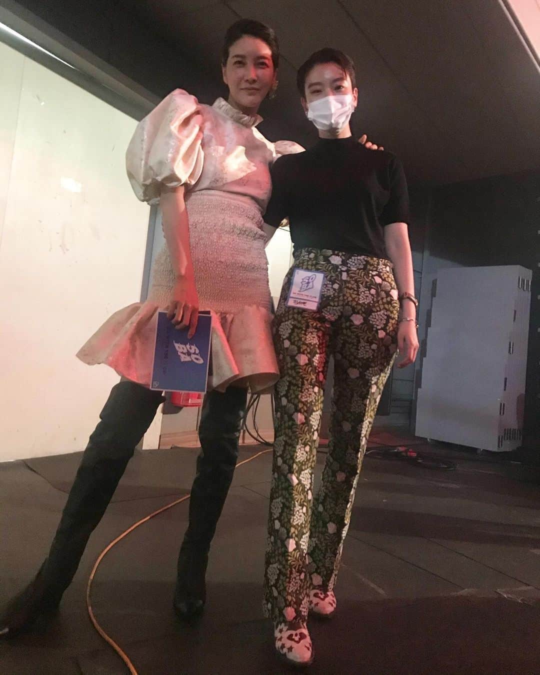 チン・ソヨンのインスタグラム：「리리야 너가 1등이야 @leey.leey_official #soribadaawards2020  #레드벨벳 축하해요👏🏻」