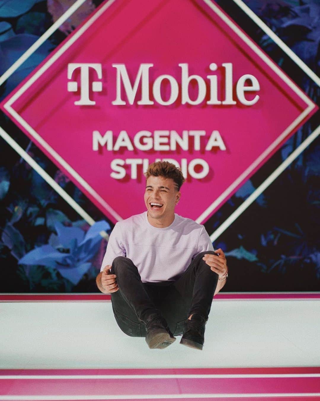 Sebastián Villalobosのインスタグラム：「Les dejo esta foto desde el Magenta Studio 🔥 la fiesta va estar buena en #PremiosJuventud con @tmobilelatino y #PJenMásLugares durante toda la noche (: #ad」