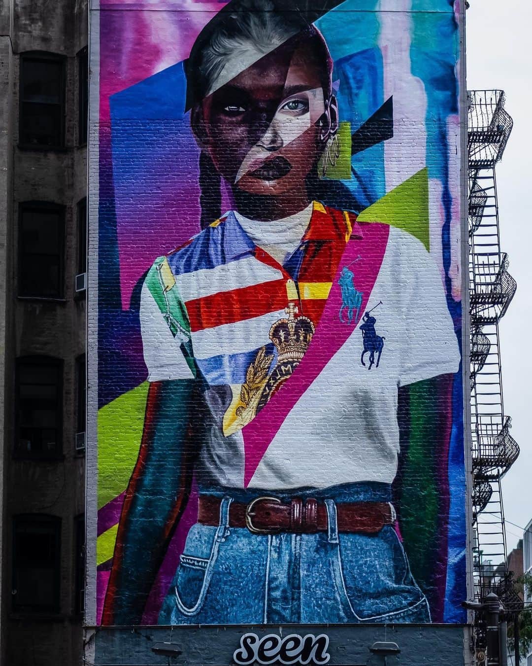 Polo Ralph Laurenさんのインスタグラム写真 - (Polo Ralph LaurenInstagram)「Artists in Residence: ELLE in New York City  “I like to consider my work a sort of poem that tells a story of a really beautiful, powerful woman,” says the artist, ELLE, who transformed a wall in New York City into a dynamic portrait of femininity, empowerment, and self-expression.   Inspired by iconic Polo imagery, three artists took to the streets of their beloved cities to create large-scale murals that reflect both their neighborhoods and their signature style. ELLE was slated to transform a New York City street into a work of art featuring her renowned style — several women’s faces collaged together — looking rebellious and tough and vibrant.  Read the #RLMag story via the link in bio and visit #ThePoloApp (US and UK only) for updates about a highly-limited product release featuring the artwork of ELLE and other artists. 100% of the purchase price of each product sold will be donated to local nonprofits in each city that support arts education for underserved communities.  #PoloRalphLauren」8月14日 7時32分 - poloralphlauren