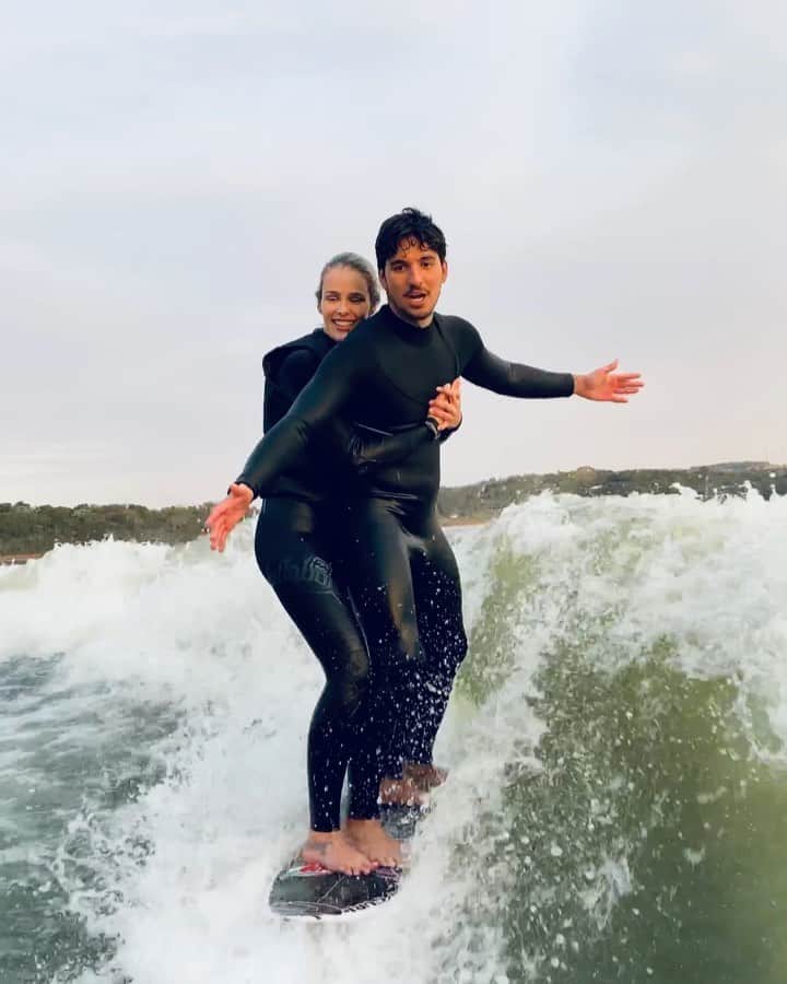 ガブリエル・メディーナのインスタグラム：「@yasminbrunet1 ❤️   Olha, essa é a prancha que eu uso pra competir.   29L, 5”11, 2 1/2, 19 1/4. Como coube 2 pessoas eu não sei. 🤷🏻‍♂️ Ta lançando o #ChallengeCasal quem conseguir eu vou dar repost no stories... boa sorte! :) ll  This is the surfboard that I compete with.   29L, 5”11, 2 1/2, 19 1/4. I don’t know how I could fit 2 people on it at the same time. I decided to do this a #CouplesChallenge and if you make it I’ll repost it on my stories.good luck 😁」