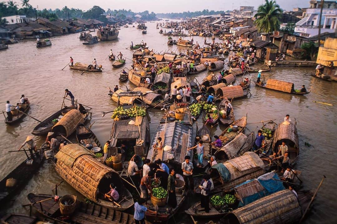 Michael Yamashitaさんのインスタグラム写真 - (Michael YamashitaInstagram)「Everyday is a market day in Phung Hiep. where five canals converge at Southest Asia’s biggest floating market. Rush hour starts at sunrise with boats of all sizes and shapes navigating the crush of commerce, each carrying equally diverse cargoes of everything grown, caught or manufactured in the Delta. The Mekong River In Vietnamese is called Cuu Long (Nine Dragons) for the nine main branches as it spreads across the vast and fertile Delta on its journey to the sea. #phunghiep #cuulong #floatingmarket  #mekongriver #mekongdelta #vietnam」8月14日 7時40分 - yamashitaphoto