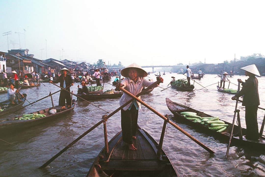 Michael Yamashitaさんのインスタグラム写真 - (Michael YamashitaInstagram)「Everyday is a market day in Phung Hiep. where five canals converge at Southest Asia’s biggest floating market. Rush hour starts at sunrise with boats of all sizes and shapes navigating the crush of commerce, each carrying equally diverse cargoes of everything grown, caught or manufactured in the Delta. The Mekong River In Vietnamese is called Cuu Long (Nine Dragons) for the nine main branches as it spreads across the vast and fertile Delta on its journey to the sea. #phunghiep #cuulong #floatingmarket  #mekongriver #mekongdelta #vietnam」8月14日 7時40分 - yamashitaphoto