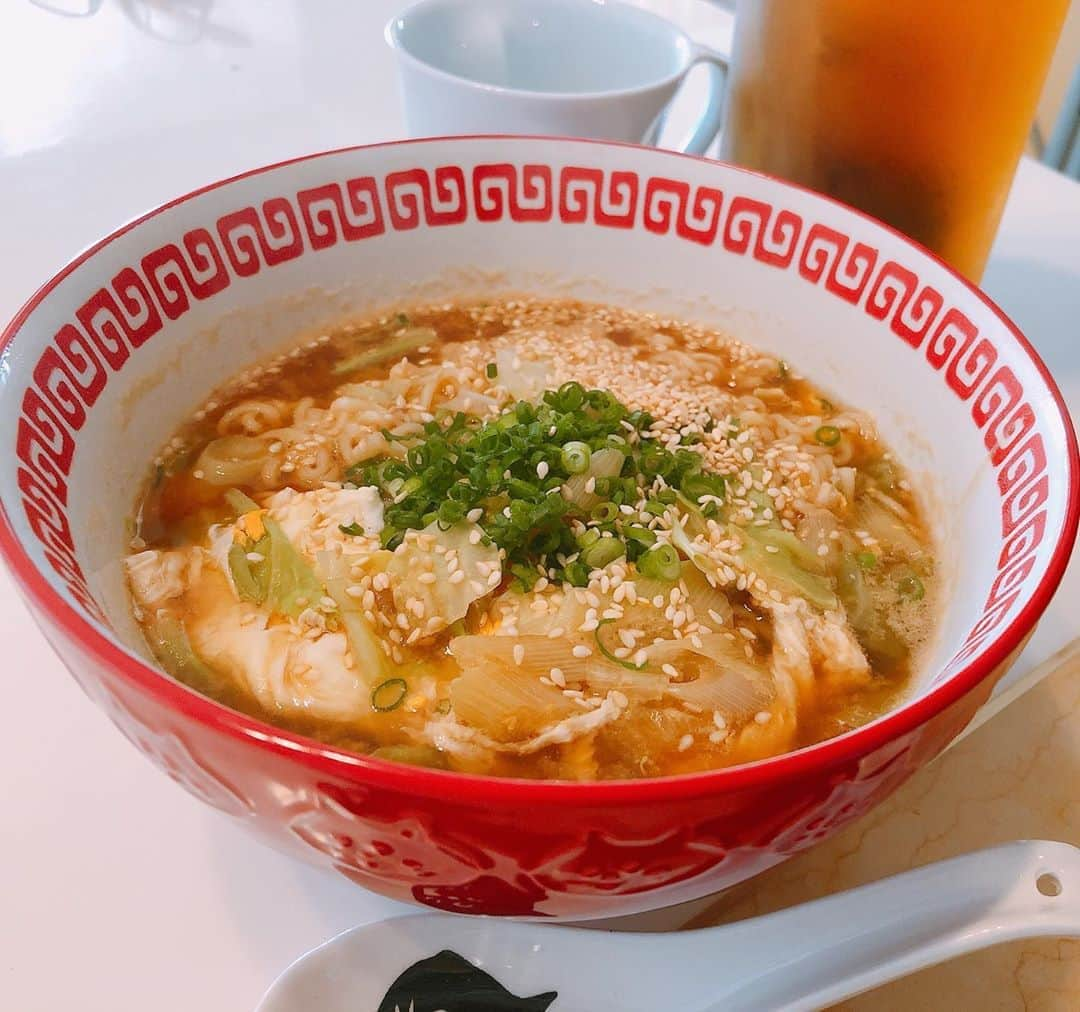 石原詢子さんのインスタグラム写真 - (石原詢子Instagram)「すんごーい久しぶりにラーメン作って食べました！  #サッポロ一番みそラーメン  #野菜たっぷり #卵 #少し #豆板醤  #猫の器  #伍代さんから #いただいたもの  #おいしかったぁ」8月14日 7時50分 - junko_ishihara.official