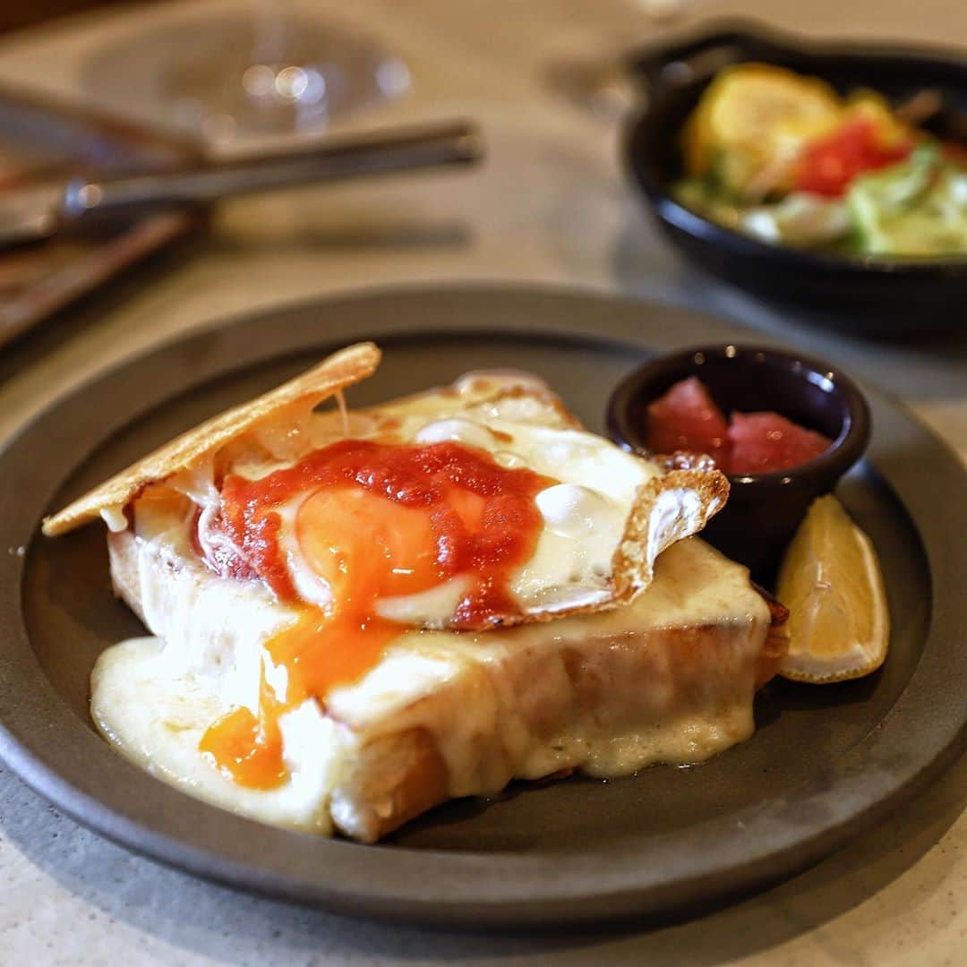 きょん。さんのインスタグラム写真 - (きょん。Instagram)「.  .  THE COFFEEHOUSE @thecoffeehouse.okayama  トマト×チーズのトーストに ぜひ目玉焼きを トッピングして 食べてみてほしいです。  最高に合うから、ほんとに🥺  #thecoffeehouse #okayama#coffee #breakfast」8月14日 7時50分 - kyon_tokiiro