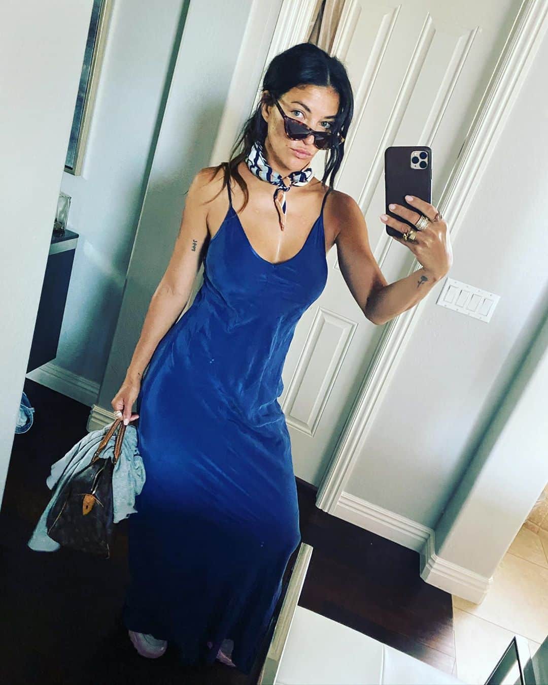 ジェシカ・ゾアのインスタグラム：「For those asking who made this comfy, sexy, and flattering dress... it’s @kesnyc 💙」