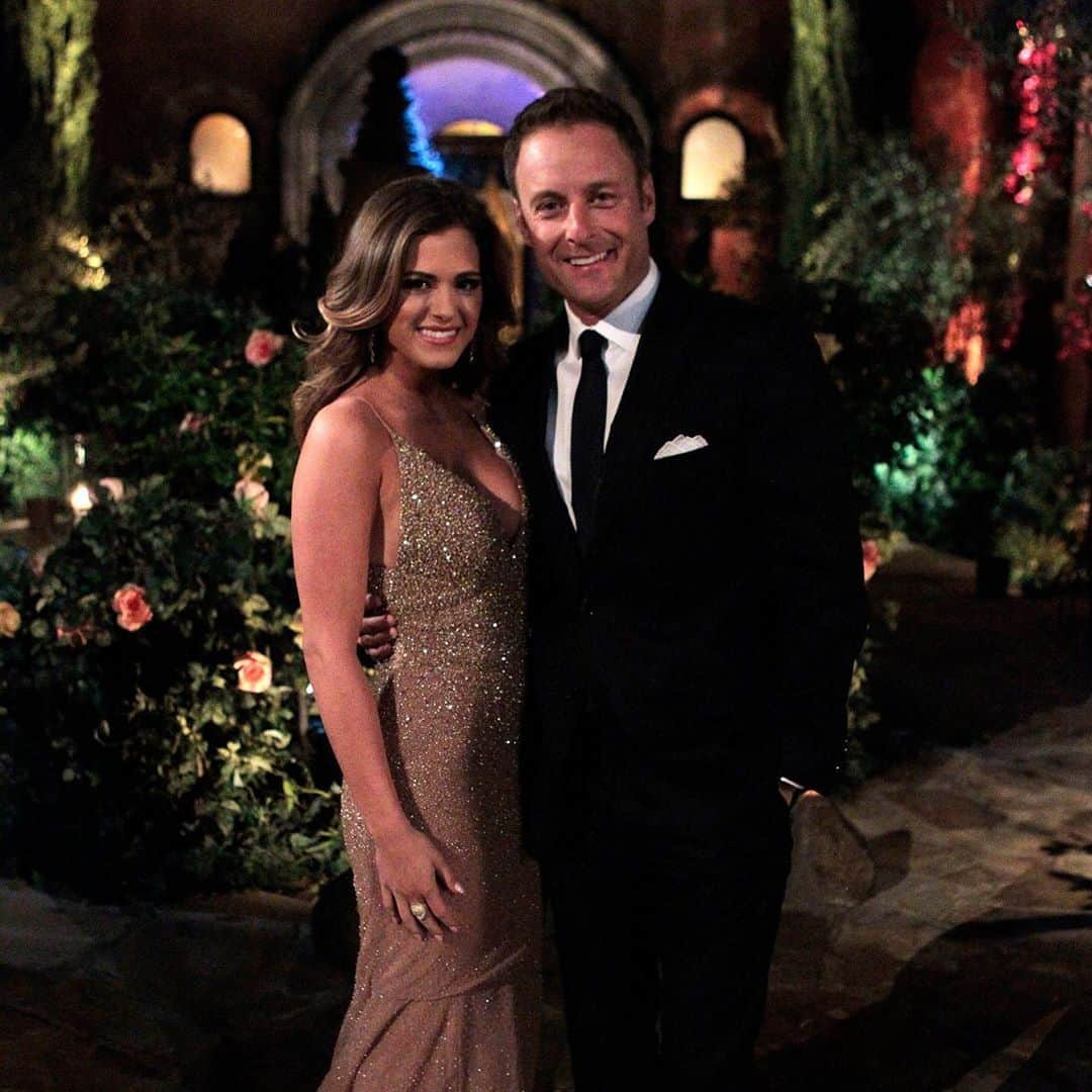 E! Onlineさんのインスタグラム写真 - (E! OnlineInstagram)「Can we steal you for a second? Because another change is coming to #TheBachelorette. 🌹Link in bio for why JoJo Fletcher is temporarily stepping in as host for Chris Harrison. (📷: ABC)」8月14日 7時45分 - enews