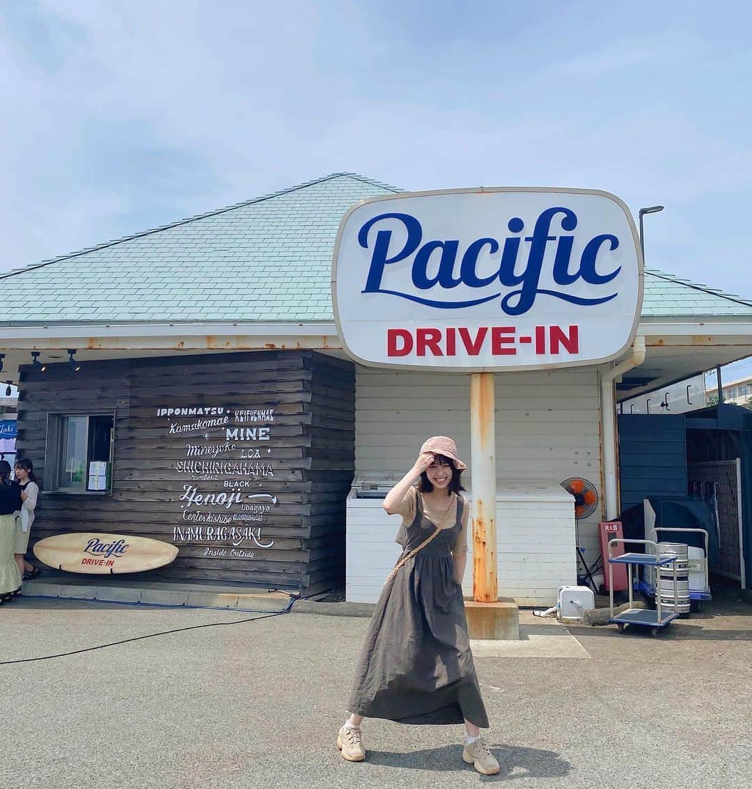 多田成美のインスタグラム：「この日は歩きやすいように最近お気に入りのスニーカーで🤍💙  この後私は、大きい波が来てスニーカーをびちゃびちゃにしてしまい落ち込むのでありました（笑）  #七里ヶ浜」