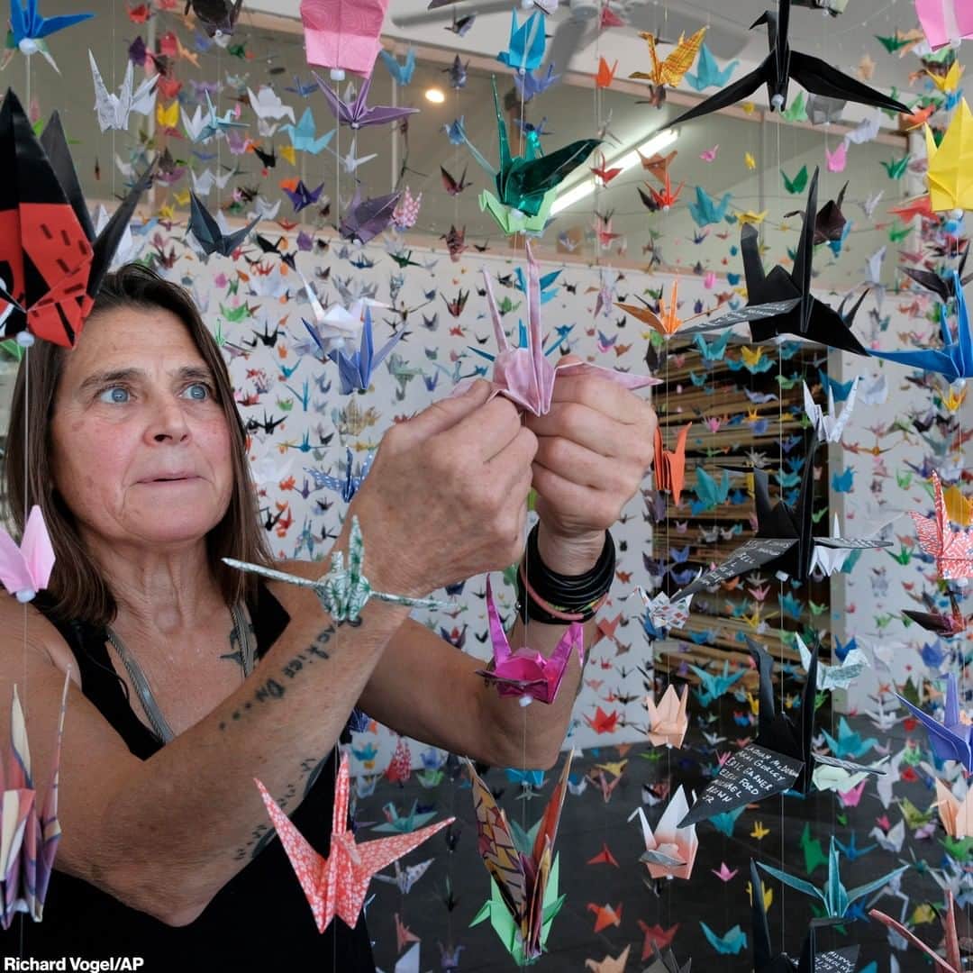 ABC Newsさんのインスタグラム写真 - (ABC NewsInstagram)「Karla Funderburk, owner of Matter Studio Gallery in Los Angeles, adjusts one of thousands of origami cranes hanging at an exhibit honoring victims of COVID-19.」8月14日 7時49分 - abcnews