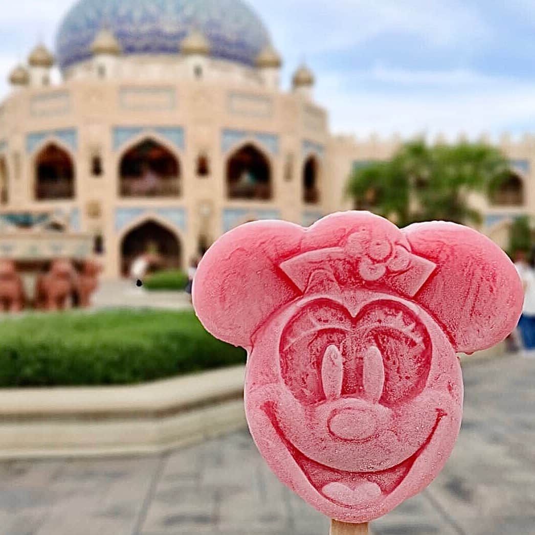 みのり(26)＠東京 ダイエットのインスタグラム：「. . . おはよー！ 今日もセミがミンミンいってんねー！ . . 今日もミニーちゃんみたいに 口角あげてこう😊 . . 暑いから、水分補給はこまめに。 めまいやふらつきがあれば 涼しいところに移動してね❤️ . #それだけ . ◉ライザップ公認の紹介アンバサダーです。 〜紹介特典で、"７万円分"お安く入会できます〜 . ▶︎全国どの店舗でもOK ▶︎カウンセリング予約前にご連絡ください . ◎入会やカウンセリングをお考えの方、 ご質問なども、DM✉️ください。 . ★トレーニング見学もできます★ . 📺RIZAP TVCM出演 🏅RIZAP BMG ファイナリスト2017.2018 . #rizap #ライザップ#ダイエット #diet 　 #ディズニーランド #ディズニーシー #disneysea #disneyland #アラサー女子 #アイスキャンディ #アイス #ice #sweets #猛暑日 #熱中症 #熱中症対策 #ミニーちゃん #minniemouse」