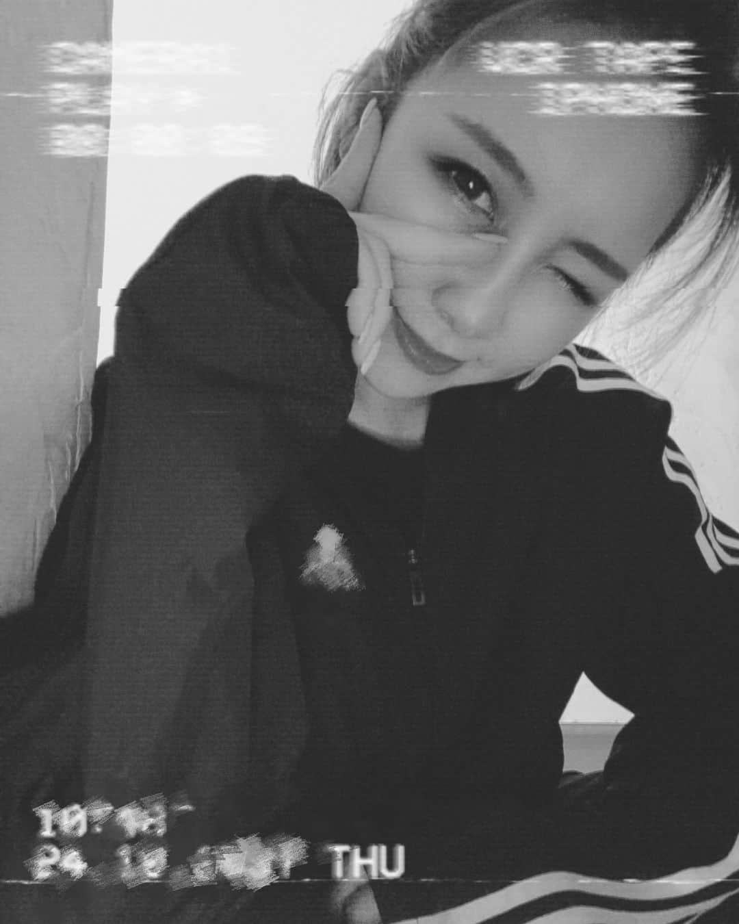 MIYUのインスタグラム：「﻿ ﻿ ﻿ 連休、﻿ どうお過ごしですか？😊﻿ ﻿ ﻿ ﻿ 昨日お家でダンスする前に﻿ パシャリ🤘🏻🖤📸﻿ ﻿ ﻿ 夏でも長袖のジャージで﻿ 踊ることが多いです(笑)﻿ (しっかり水分補給しています♩)﻿ ﻿ ﻿ ﻿ 思いっきり踊って、良い汗流してからの﻿ お風呂がさいっこう！！！！(笑)﻿ ﻿ ﻿ ﻿ …という写真でした🤚🏻﻿ ﻿ ﻿ ﻿ ⋆٭⋆⚾︎- - - - - - - - - - - - - - - - -⚾︎⋆٭⋆﻿ ﻿ ﻿ ﻿ チームは今、﻿ 厳しく、すごく悔しい結果が﻿ 続いていますが…﻿ ﻿ ﻿ ﻿ バファローズを信じて、﻿ この流れを変えれるように﻿ 全力でエールを届けましょう！！﻿ ﻿ ﻿ ﻿ 本日、14:00〜PLAY BALLです！﻿ ﻿ ﻿ ﻿ がんばれ！バファローズ！﻿ 共に闘いましょう💪🏻✨﻿ ﻿ ﻿ ﻿ ﻿ ﻿ ﻿ ﻿ ﻿ #オリックス #Bs2020 #BsGirls #オリ姫﻿ #野球 #プロ野球 #オリックスバファローズ #超革新系﻿ #野球女子　#野球好き　#野球好きな人と繋がりたい﻿ #京セラドーム大阪 #dance #fashion ﻿ #baseball #ORIX #Buffaloes #BINNOVATION﻿ #MIYU #miyu_337  #🐼 ﻿ ﻿ ﻿」