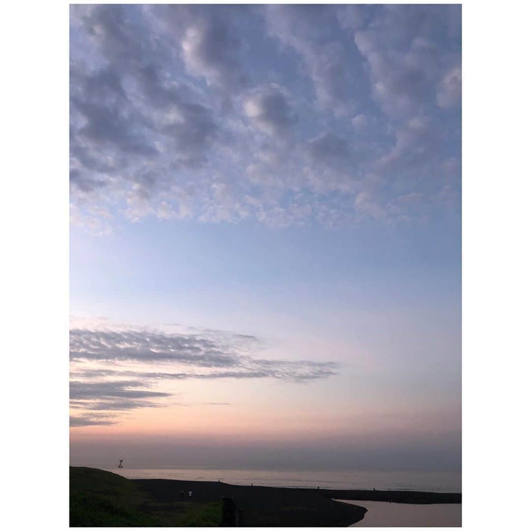 幸太さんのインスタグラム写真 - (幸太Instagram)「Sunrise lover﻿ ﻿ ﻿ 久しぶりの日の出🏄‍♂️﻿ やっぱり気持ち良いねっ…﻿ ( めっちゃ眠いけど💤)﻿ ﻿ ﻿ ﻿ この時期は朝陽も日没も、毎日綺麗だなぁ…﻿ ﻿ ﻿ 今日はどんな空がまた見えるのかなぁー😊﻿ ﻿ ﻿ さっ、今日も短い夏を楽しみましょう﻿ ﻿ ﻿ #sunrise #sunriselover #sunset #beautifulday #art #naturelovers #shonan #rivermouse #recpectnature ﻿ #夏空 #加工なし﻿ #自然と共に生きる ﻿ #朝陽を浴びて ﻿ #パワーをもらい ﻿ #サンセットを見ながら ﻿ #心を落ち着かせる」8月14日 8時01分 - kotawave