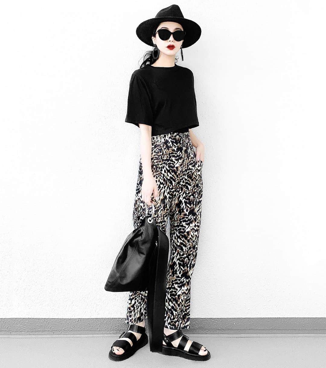 lve_xxxxのインスタグラム：「.﻿ .﻿ ʟᴇᴏᴘᴀʀᴅ ᴏ ʙᴀ sᴀ ɴ 🐆﻿ ﻿ 𝐙𝐀𝐑𝐀 @zara の sᴀʟᴇ で﻿ 買ったﾘﾈﾝおぱんつ。﻿ ﻿ これ、涼しいわぁぁ🎐﻿ ﻿ しかしよ、履いてたらなんか…﻿ 伸びてきた気がするのは気のせい？😂﻿ 洗濯したら縮むかな？←﻿ ﻿ 縮み過ぎて履けなくなったら﻿ 悲報すぎるけど…😂爆﻿ ﻿ ᴛᴏᴘs は @lveu.official の﻿ ᴄʀᴏᴘᴘᴇᴅ ᴛ-sʜɪʀᴛ まじで使える🙆‍♀️﻿ ﻿ ﾊｯﾄかぶりだしたらまたﾌﾞｰﾑ到来して﻿ 秋物も引っ張り出したけど﻿ 暑くてまだがぶれない🔥﻿(当たり前) ﻿ ﻿ ｺｰﾃﾞｱｲﾃﾑ詳細は﻿ WEARをご覧くださいませ。﻿ ﻿ WEAR ： lvexxxx ﻿ 💻 https://wear.jp/sp/lvexxxx/﻿ ﻿ －－－－－－－－－－－－－－－－－－﻿ ﻿ 📢ｺﾒﾝﾄ頂ける際は、﻿ 最新投稿にお願い致します。﻿ ﻿ 過去投稿に頂いた際、気がつかない事もあり﻿ お返事致しかねる場合が御座います🙇‍♀   ️﻿」