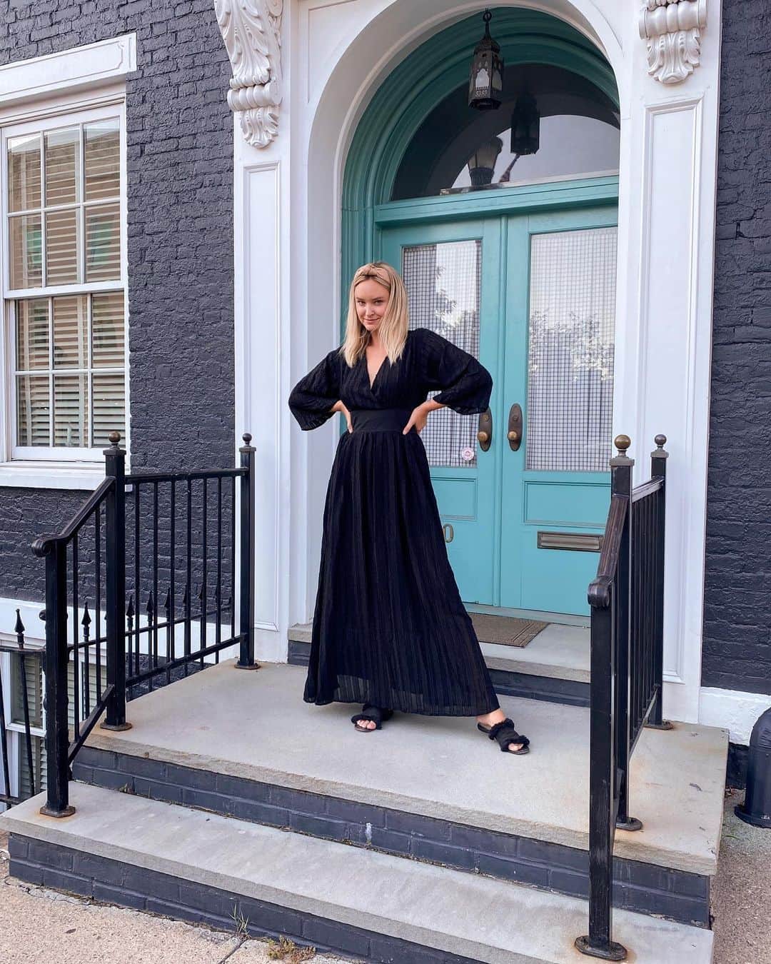 リズ・チェルカソワのインスタグラム：「Witchy woman vibes in one of our new dresses. I unpacked it today and immediately threw it on. It’s clearly a “Liz” dress. In other news I’ve stopped wearing makeup. When you’re sweating it off all day what’s even the point 🤷🏼‍♀️ plus ya know, masks.」