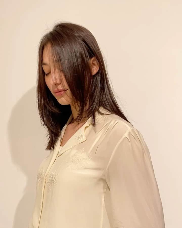 Sachiのインスタグラム：「Wrap LAYER / Dark brown @risahosoya  . 最近の Risaちゃんは顔まわりを切り込んで こんな感じだょ。 トリートメントを定期的にやって、ツヤツヤをkeep。 品とぬけ感がポイントです。 さらっとブローしただけで素敵なんです。 BiG LoVE . #shima#hair#cut#tokyo #shima_sachi」