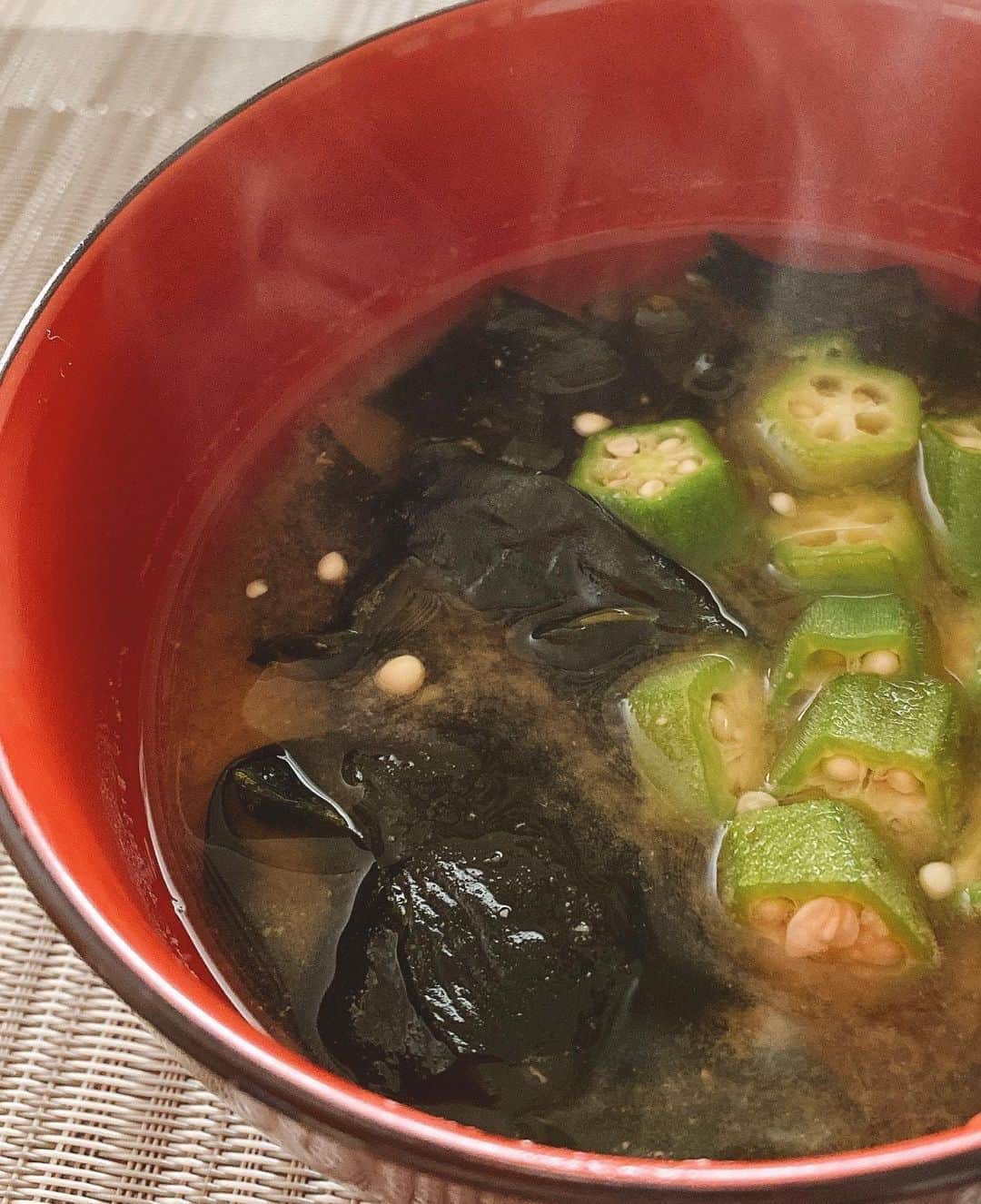 早見優さんのインスタグラム写真 - (早見優Instagram)「Today’s miso soup has Aosa seaweed and okra. 今朝みそ汁は、あおさとオクラのコンビ。 味噌は越後の合わせ味噌。  Also stir fried eggplant and green bell peppers with miso, soy sauce, mirin.  なすとピーマンの炒め。 お味はお味噌とみりんでシンプルに。  #miso #misosoup #japanesefood #みそ汁  #あおさ  #okra  #オクラ」8月14日 8時15分 - yuyuhayami