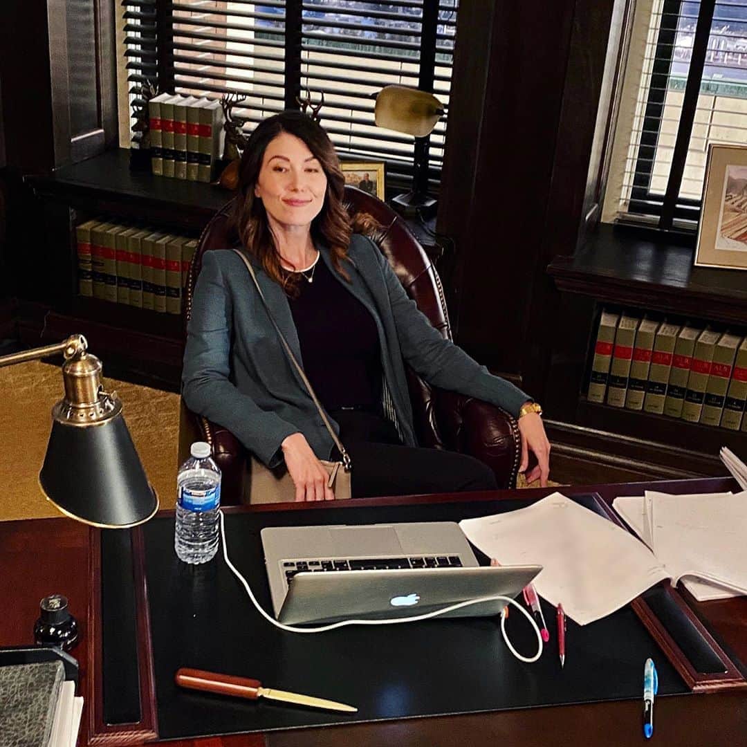 ジュエル・ステイトさんのインスタグラム写真 - (ジュエル・ステイトInstagram)「Just keeping the boss’s seat warm. It’s pretty comfortable. Just sayin.  @therealvictorgarber  #familylawglobaltv」8月14日 8時20分 - jewelstaite