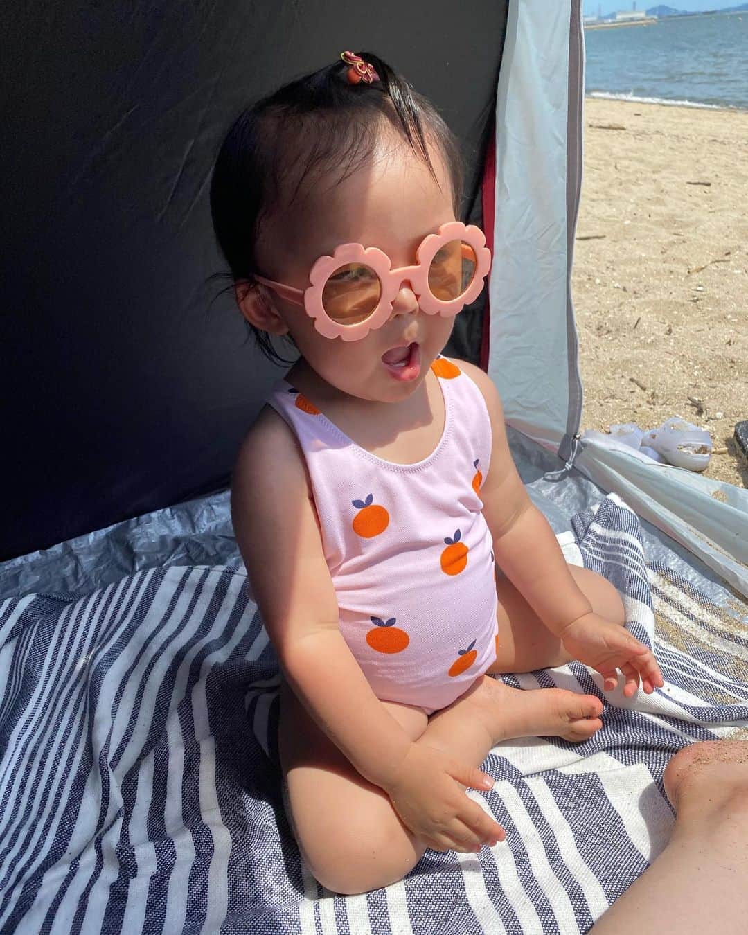 Keikooooooのインスタグラム：「2020.8.12 はじめての海へ🏖 @jacadi_officiel の水着と🍎🍊 水着に合わせて @daiso_official のサングラスはピンクに♡浮き輪は怖がって、ほとんど使わなかったけど、最初怖がって恐る恐るだった砂浜や波も、後半はこちらが心配するほど、自分から海の中に入っていくほどに😱これかりもいろんな体験をさせてあげたい👱🏻‍♀️♡ 沢山の写真いつも載せちゃう🤭 #親バカ🤒 . 👶🏻 🕶 @daiso_official #daiso 👙 @jacadi_officiel @jacadi_jp 👒 @hm_kids 浮き輪　@toysrus_jp #女の子ママ #ベビー水着 #ベビー服 #ジャカディ #hm #プチプラコーデ」