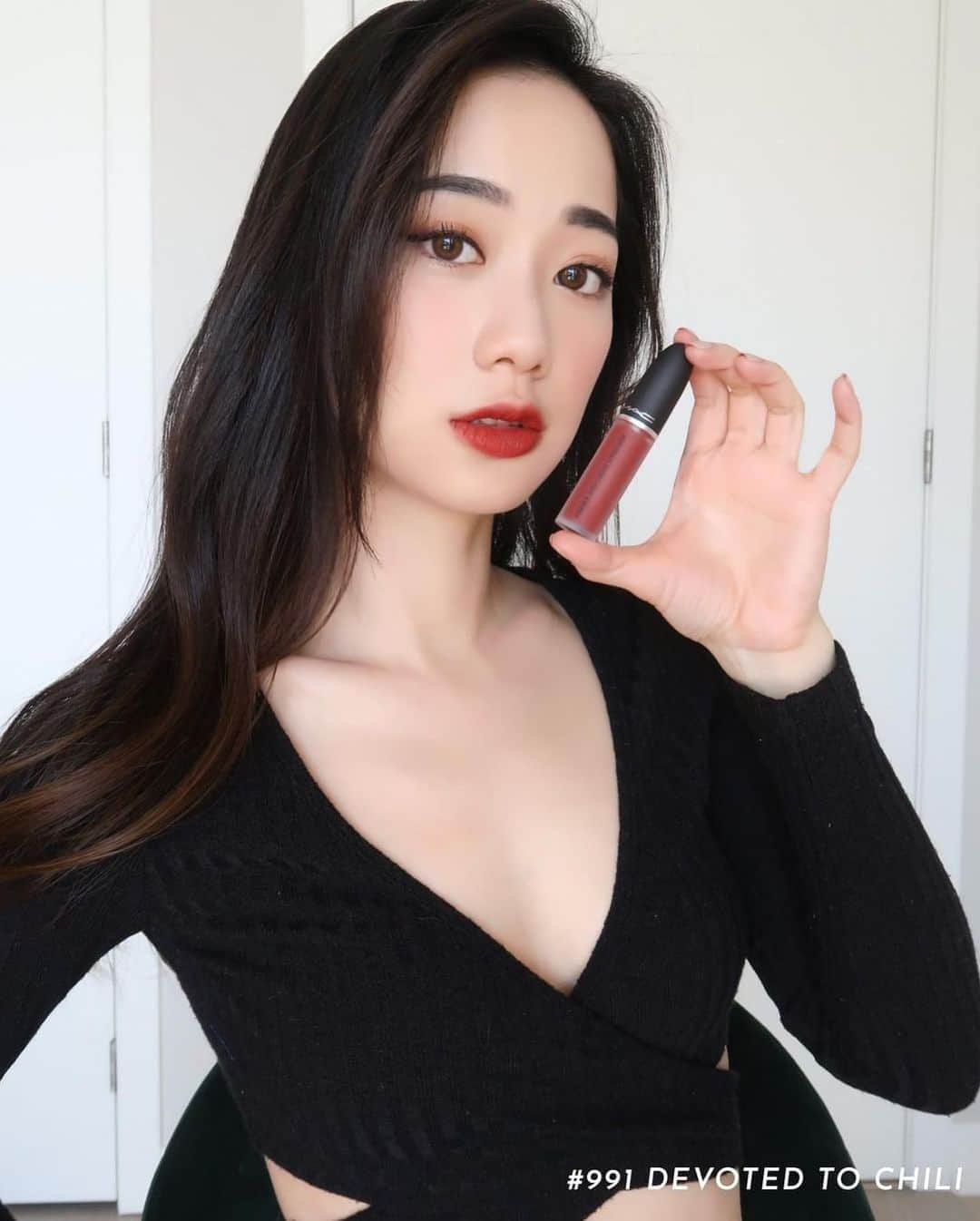 M·A·C Cosmetics Canadaさんのインスタグラム写真 - (M·A·C Cosmetics CanadaInstagram)「If wearing lipstick under a mask isn’t a testament for wearing makeup for you — we don’t know what is 🙌 This special blend of Vitamin E, powders and emollient properties provides excellent cushion, flexibility and moisture, making Powder Kiss Liquid Lipcolour the perfect match for mask-on and mask-off moments.  Swipe to see @itsjcnana try on five stunning shades: 💄 Sorry Not Sorry 💄 Mull It Over 💄 More The Mehr-ier 💄 A Little Tamed 💄 Devoted To Chili Which shade is your fave? #MACPowderKiss」8月14日 8時29分 - maccosmeticscanada