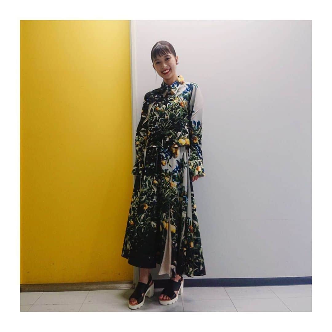 芳根京子さんのインスタグラム写真 - (芳根京子Instagram)「先日の全力記憶のお衣装。  レモンの写真がプリントされており、とても素敵だったなぁ🍋  母が「どこのー？どこのー？」と聞いてきました。とてもお気に入りだったようです。笑  #nontokyo #STACCATO #refaire  #全力記憶」8月14日 8時37分 - yoshinekyoko