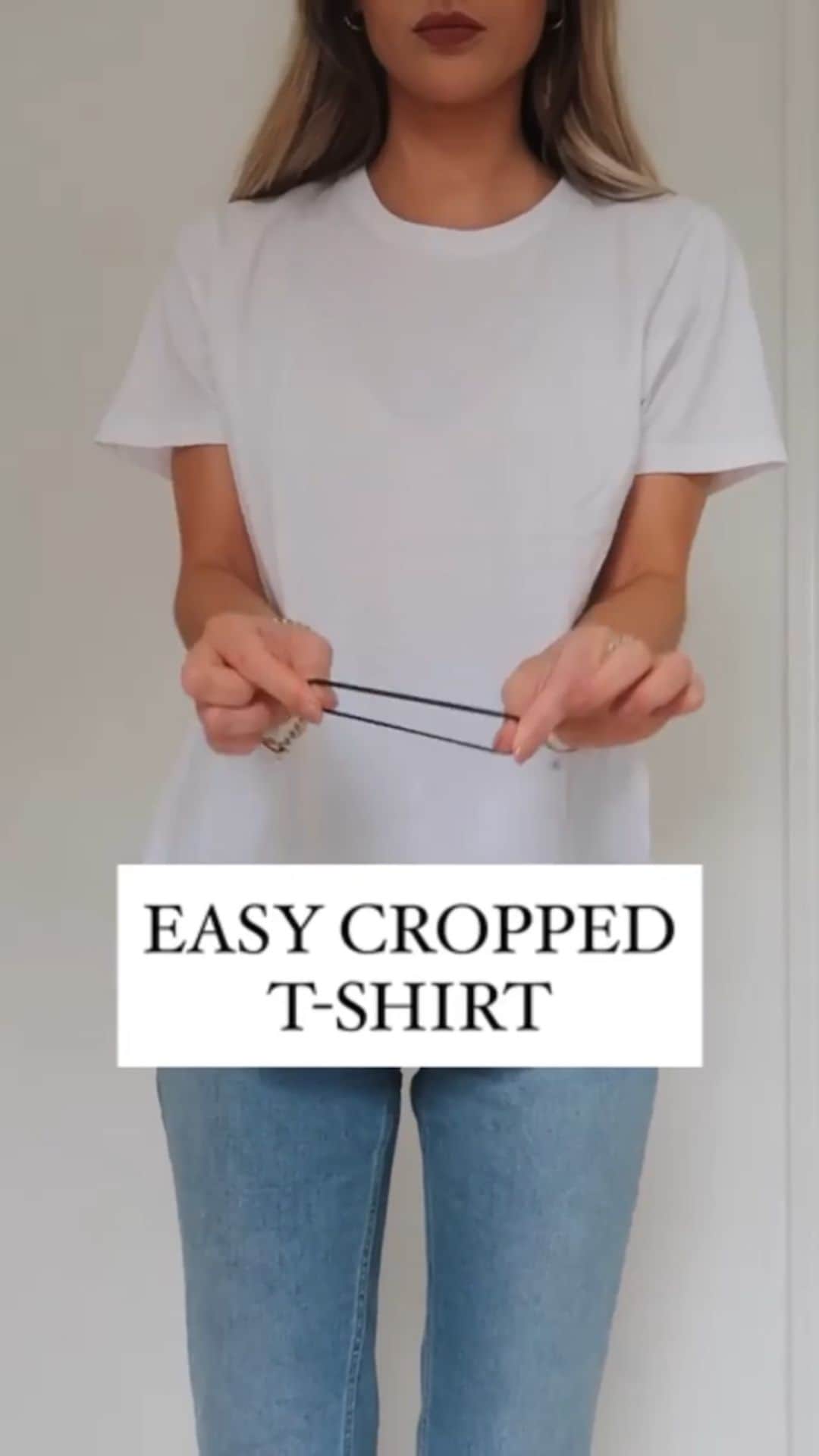 TheCraftyNinjaのインスタグラム：「Style hack - easy way to crop a t-shirt 🙌 tag someone who’s try! • crédit @ #lifehacks #stylehacks #fashiontips」