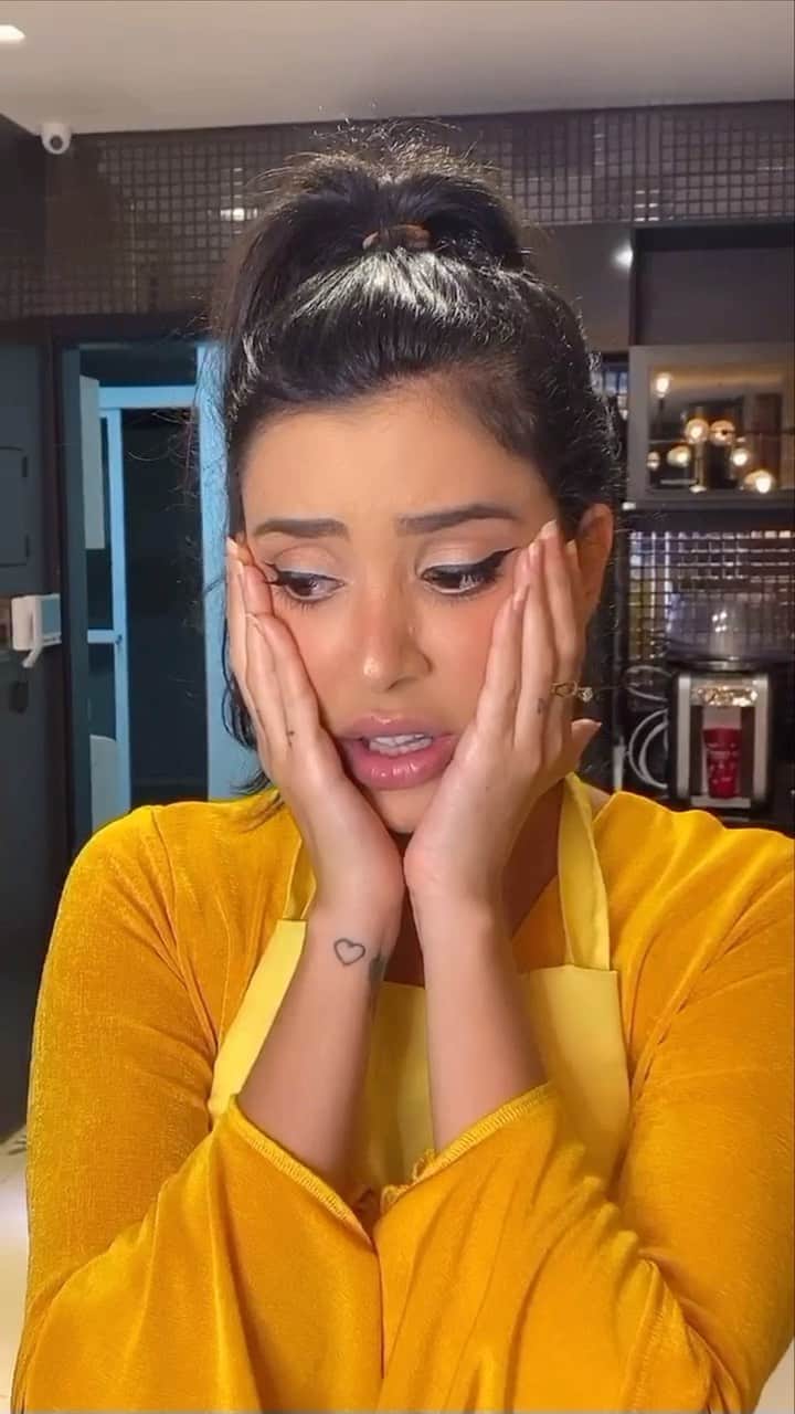 Gabriela Salesのインスタグラム：「Fazer receita tô fora, pego minha lasanha Seara e vou embora kkk. Lacrinhas, viram a nova campanha da @searabrasil que mostrei lá nos stories? Tô muito chique, a @fatimabernardes me convidou para preparar o meu produto preferido! Amo/sou/existo essa lasanha que é a única que esquenta por inteiro. Com o sabor e qualidade que a gente só encontra com a Seara. Agora experimenta por aí e me conta o que achou, tenho certeza que a qualidade vai te surpreender *publi」