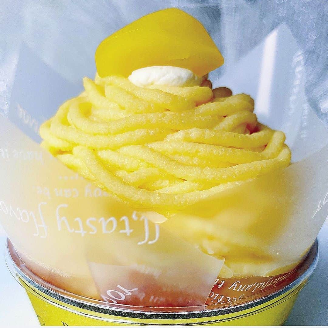 里井真由美さんのインスタグラム写真 - (里井真由美Instagram)「#montblanc #japanese  🌰💛✨昔ながらの黄色いモンブランでございます〜✨✨💛🌰 ・ ・ →2枚目断面)入刀してみたけど、中からカスタードがとろ〜り。栗クリームも やわやわ。 カップに入っている意味がわかったわぁ💛🥺💖 ・ ・ スプーンで🥄すくって食べても良きでございます〜。冷蔵庫で冷え冷えで食べるのがおすすめ♡ ・ ・ 芦花公園の レトロな洋菓子店 「アリマ洋菓子店」さんです @roka.arima  ・ ・ お店では洋栗ののモンブラン「パリモン」と2種のモンブランが楽しめまーす🌰🇯🇵🇫🇷  ・ ・ 今日も暑くなりそうですね♡ モンブランでおいしく楽しく おうち時間も充実〜🌰😘❤️ ・ ・  #モンブランの世界#栗#和栗#栗スイーツ#モンブラン#里井真由美#衣替えモンブラン#japan#Gâteauauxmarrons#零食#さといいね#스위트#ありが糖運動#まゆログ#甜食#着物#kimono#kimonostyle#fromgram#Chestnutcake#밤케이크#フードジャーナリスト里井真由美#断面モンブラン#蛋糕#断面フェチ#栗子蛋糕」8月14日 9時03分 - mayumi.satoi
