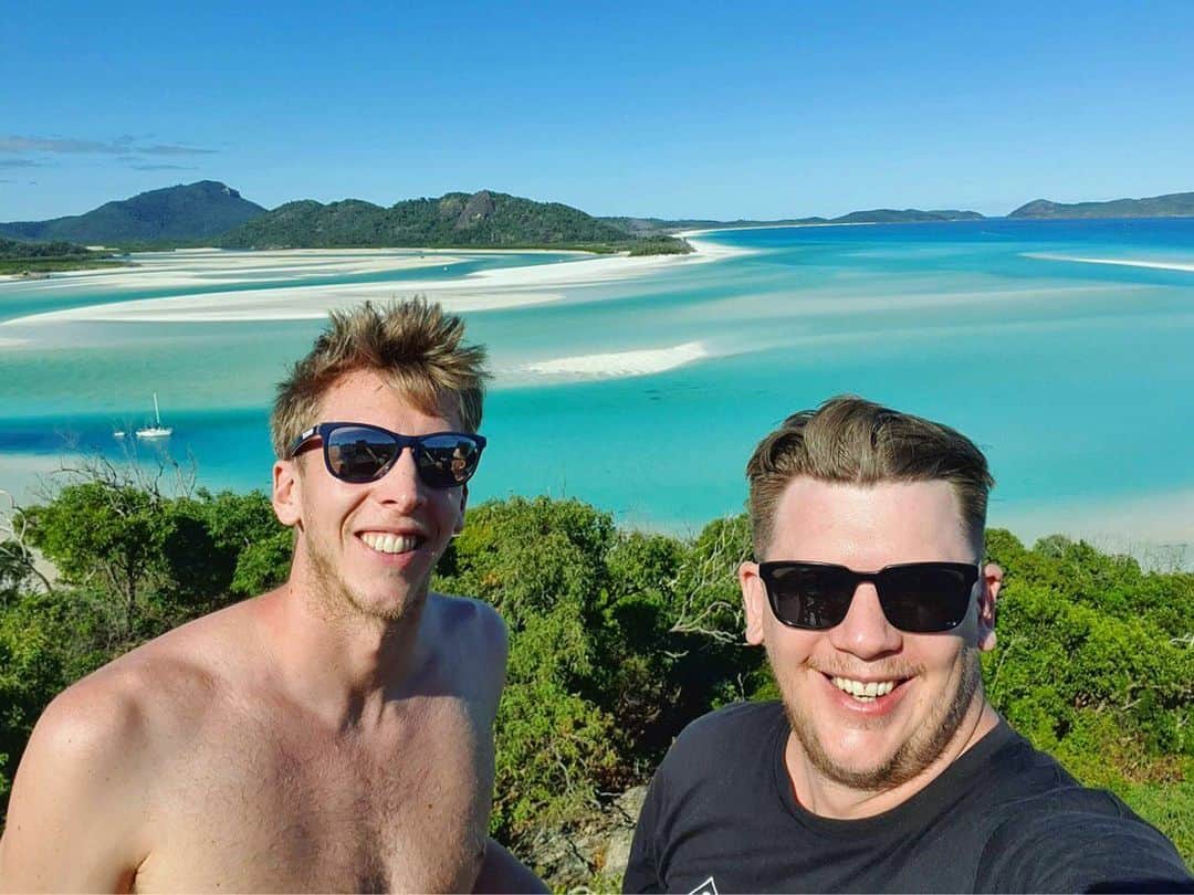 トラビス・マホーニーのインスタグラム：「Incredible day snorkeling, lunch and drinks on the whitest sand in the world, and views like this one! Made even better by sharing the experience with my big bro 🤙🏼」
