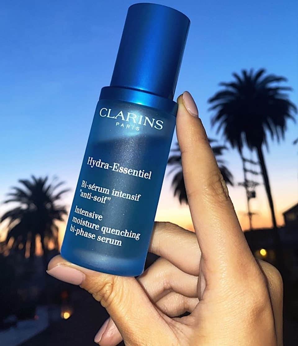 CLARINSさんのインスタグラム写真 - (CLARINSInstagram)「🌴💙 Keep your skin hydrated in the summer! This serum powered by Organic Leaf of Life extract 💧Intensely hydrates + smoothes 💧Visibly reduces redness  💧Refines skin texture 💧Renews radiance  Repost: @christinanadin  #hydrate #clarinsskincare #skincare」8月14日 9時06分 - clarinsusa