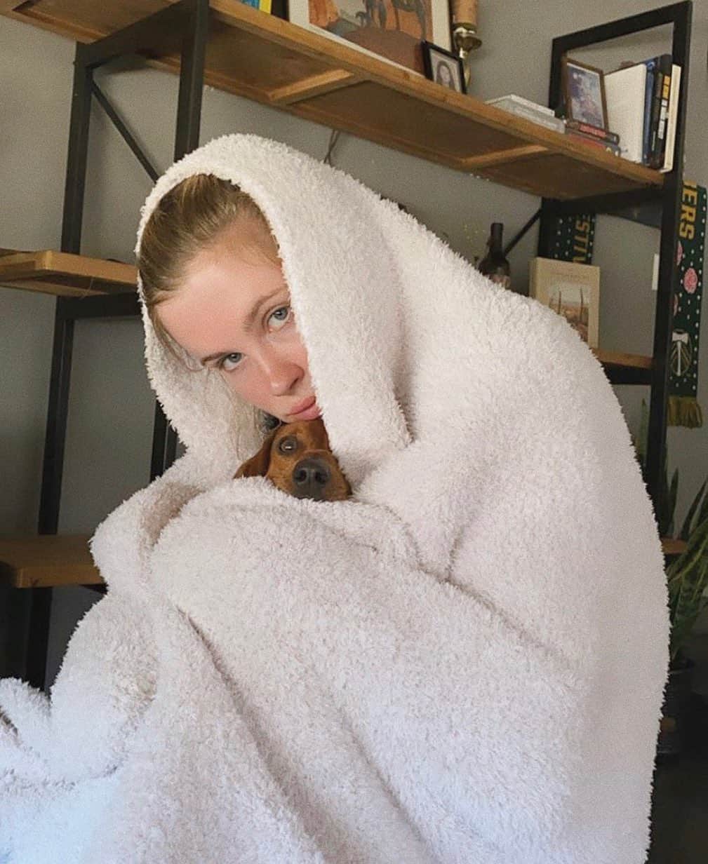 のインスタグラム：「@irelandbasingerbaldwin giving us major cozy vibes 🙌 #barefootdreams」