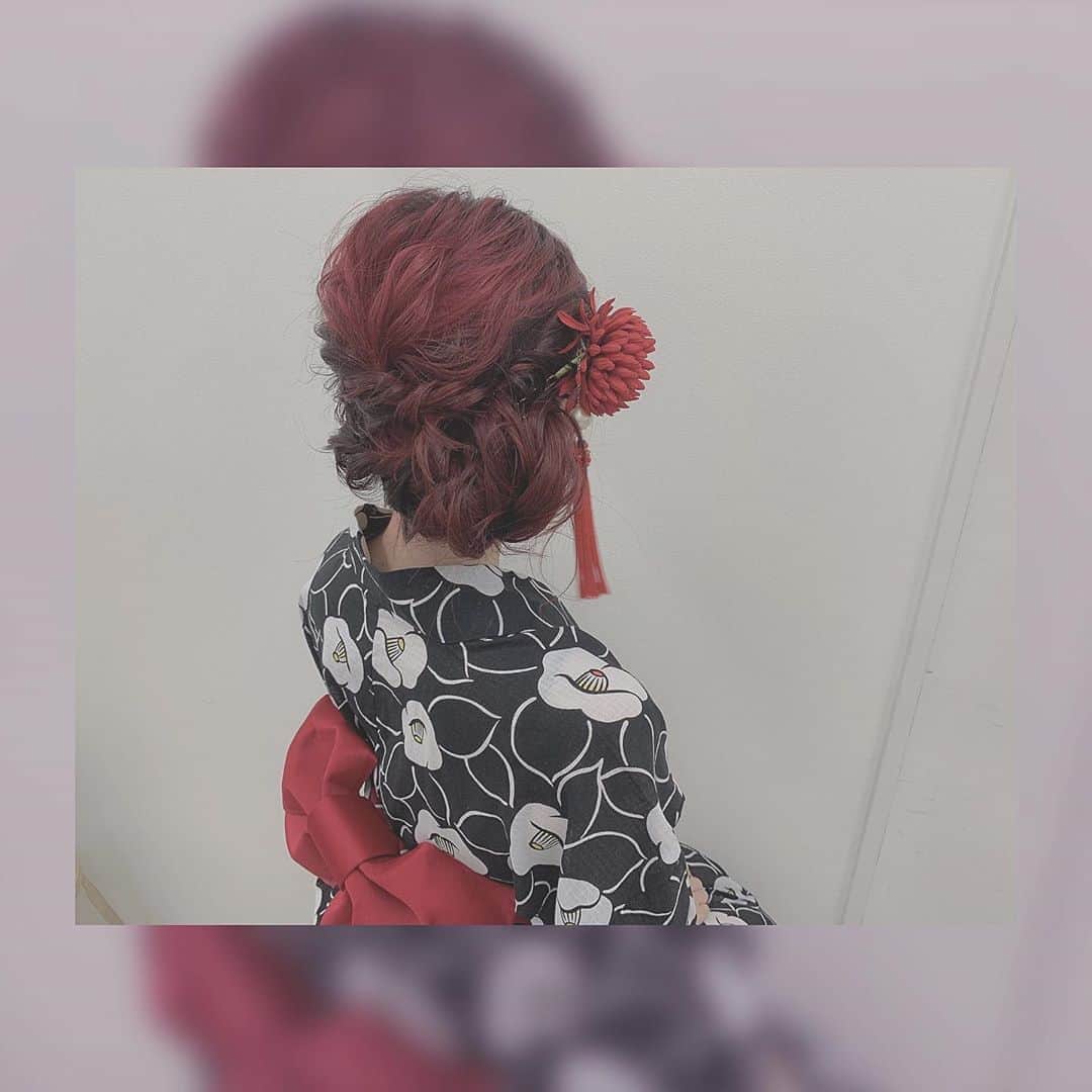 のインスタグラム：「☁️﻿ ﻿ ﻿ ﻿ ﻿ 浴衣ヘアアレンジ﻿ ﻿ ﻿ ﻿ ﻿ ﻿ ﻿ ﻿ ﻿ ﻿ #yukata #summer #summerfashion #red #hairstyle #hairarrange #redhair #japanesegirl #popculture #artist #浴衣 #浴衣ヘアアレンジ #浴衣女子  #浴衣ヘア #ヘアアレンジ #撮影 #ヘアアレンジ #まとめ髪 #真紅 #赤髪 #後ろ姿 #椿 #meitu #cameragirl」