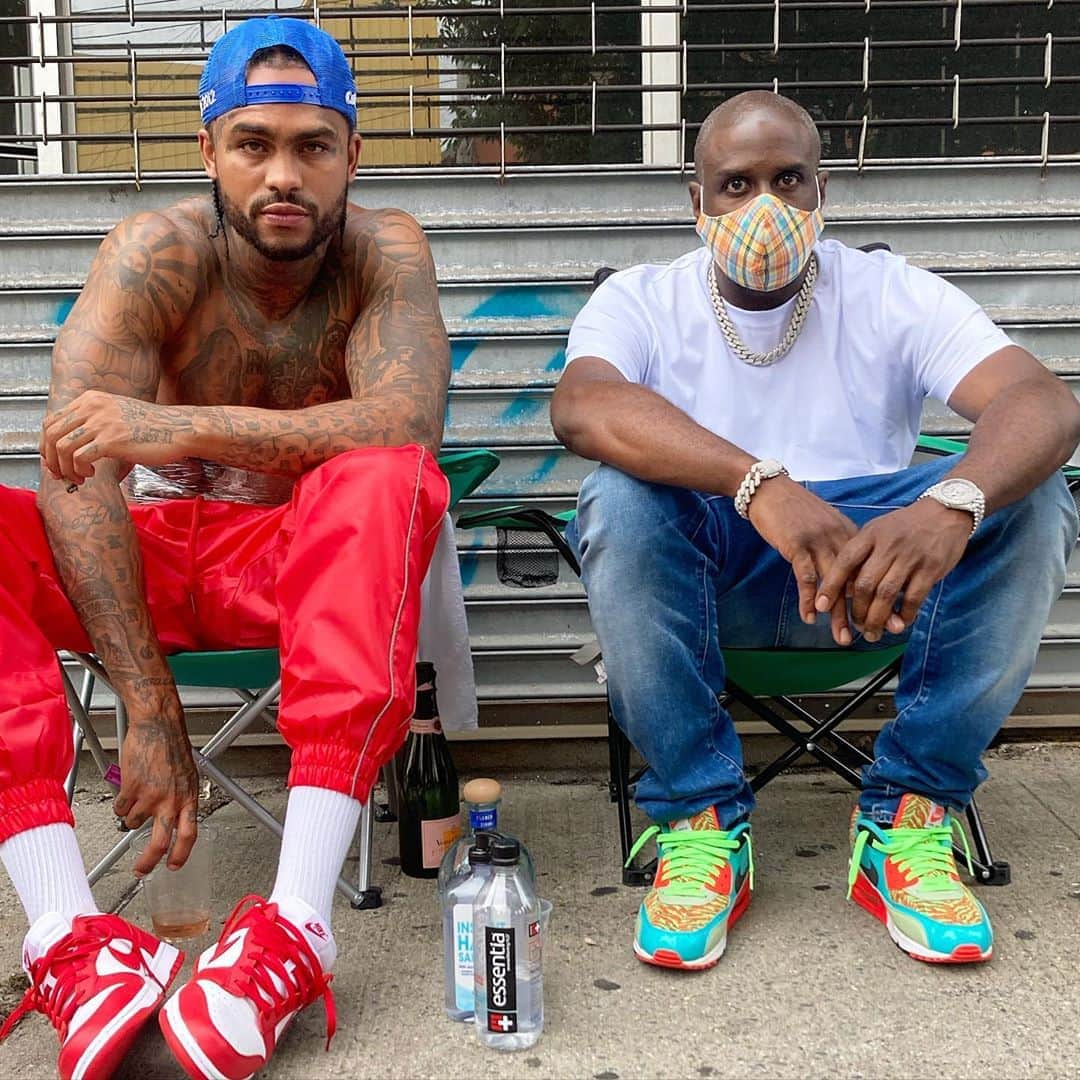ファンクマスター・フレックスのインスタグラム：「Shhhhhh! @YouTube / FunkFlex !!!! First joint for the new series! #FunKFlexBlockWork #FunkFlexFreestyle0001 !!!!! Lyor/Kelly appreciate everything!  Artist: @daveeast  Label: @defjam  Location: @inkstudio / Bronx NY Producer: @tatwza  🎥: @juganot Burgers: (I didn’t eat any) @mcdonalds Water: @essentiawater  Sounds: @jblaudio Transportation: @dodgeofficial / @eastchesterchryslerjeepdodge Mask: @enduredesigns Liquor: @donjuliotequila  Jewlery: @tajiadiamonds Kicks: @nike  Hat:  @cutthroat.la  Sanitizer: @gunitbrands / @50cent Barber: @fade2famous Beat: @budadafuture  #FunkFlexBlockWork #facemask」