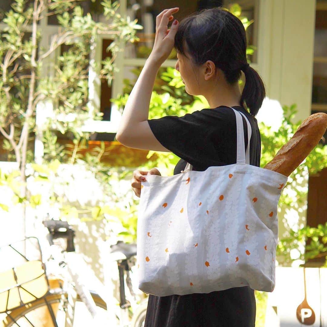 のインスタグラム：「鞄の中に、エコバッグを！  今はどこでも袋が有料化していますね 少しの金額ですが、塵も積もれば山となる…💰  どのバックにもエコバッグを備えておきましょう！  エコンフォートハウスでは たくさんのエコバッグをご用意！  洗える素材なので、ウイルス対策も🦠  大き目からサブバックまで！ お好きな柄と大きさをお選びください  . . ✎プロフィールから詳しいサイズやお値段などの情報をご覧頂けます→@ecomfort_eoct . #ecomforthouse🏠 宮下織絵  #エコンフォート #ecomfortHouse #サスティナブル #サスティナブルショップ #エコ　#サスティナブルな暮らし #暮らしを楽しむ #丁寧な暮らし #おうち時間をもっと快適に　#おうち時間をもっとたのしく #おうち時間 #テレワーク #リモートワーク #在宅勤務　#北欧 #今日の買い物が未来を変える #ホームデトックス　#エコバッグ　#買い物バック　#ファブリックバック　#klippan  #クリッパン　#nunoca」