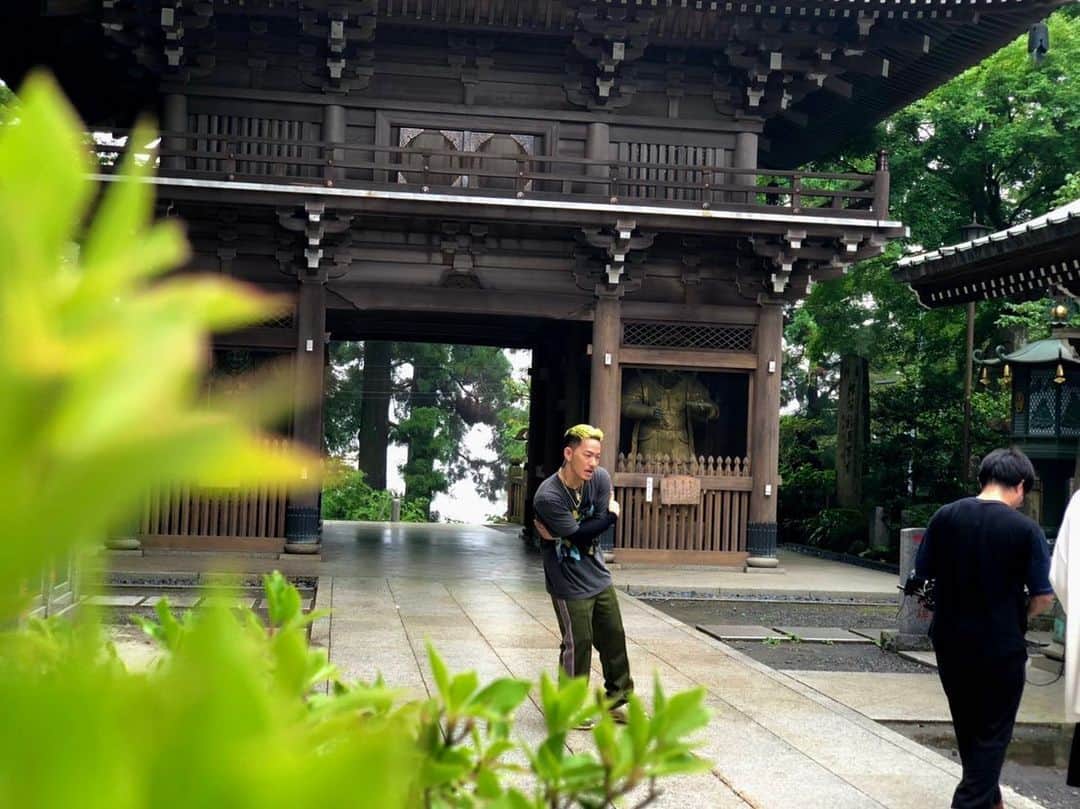 のインスタグラム：「恋のディスタンスで俺の大好きな高尾山で撮影させて頂き本当に嬉しかった🦍✨幼稚園の頃から遠足は高尾山✨八王子あるある。もはや東京あるある？笑 毎年初日の出は高尾山だし、パワーチャージしたい時は登山してる🥾10代の頃の初恋の彼女が下のお土産屋さんで当時バイトしてて終わるの外で待ってたらオーナーに『毎日来て優しいな！けど柄が悪いから店の前にいられると客減っちゃうよ！笑』と冗談言われた良い思い出😁✨ 3枚目は小中の同級生‼️今は高尾山の住職として頑張ってる✨薬王院で護摩祈祷の太鼓は彼がやってる‼️鼓動が熱くなるから太鼓の近くがオススメ✨この日も滝に打たれる修行？の合間にわざわざ来てくれた優男‼️✨お互い職業は違えど同級生が頑張ってると刺激もらう🦍ウホウホ . #恋のディスタンス #MABU #オフショット #八王子LOVER #高尾山 #初恋の彼女今は連絡とれず #素敵な人生歩んでるといいな #中学3年くらいからお袋からあんた本当人相悪いわねと言われた #お土産屋さん今でもある #山ガールと繋がりたい #海ガールでもいいか #やっぱりビキニガールが良いな」